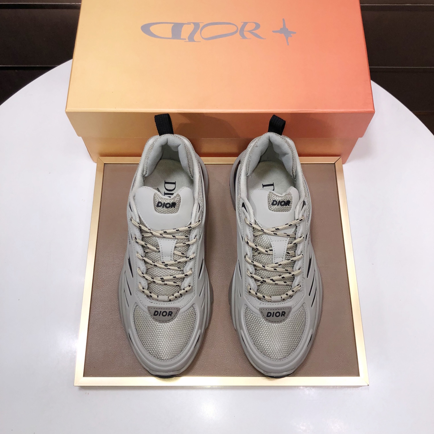 NO:352478,(Top original list) Brand Dior (Dior) Standard code men's code 38-44 (45 customized) Grade official website same style. Material top-grade original cowhide spliced ​​original wear-resistant lightweight sole. Style category trendy and fashionable casual shoes. Prestigious luxury brand elements. Top luxury. Color real picture, dior, dior, cowhide19860909（顶级原单） 品牌Dior（迪奥） 标准码男码38-44（45定制） 等级官网同款 材料顶级原版牛皮拼接而成 原版耐磨轻便大底 款式类别潮流时尚休闲鞋 尊贵奢侈品大牌元素顶级奢华 颜色实物图片色,,dior,dior,cowhide,Men's shoes