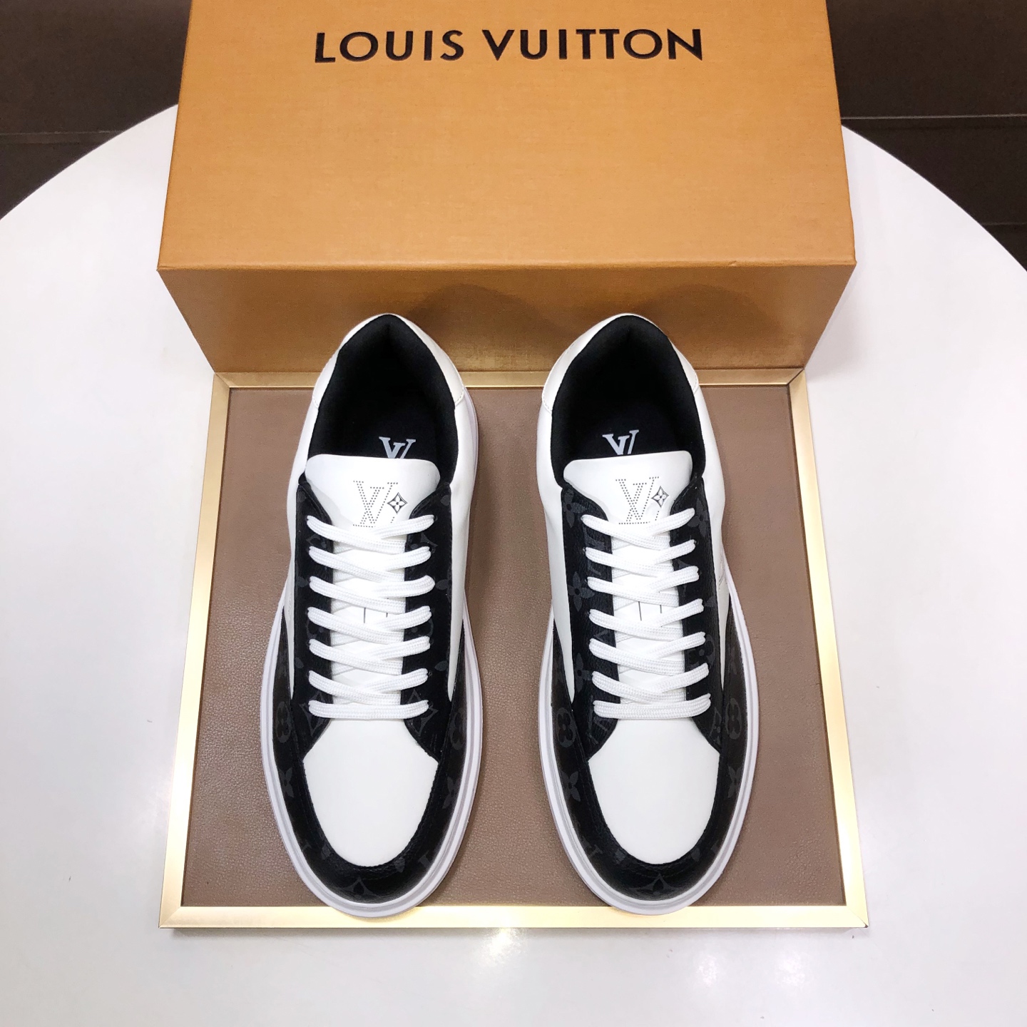 NO:357189,Original development, quality shipment, welcome to compare - LV board shoes series sports shoes introduce the loose silhouette of the ready-to-wear series into the spring and summer men's clothing show to show attention. The cowhide upper combines rough fabric laces to point out the classic elements of the brand with colorful beads. The LV letters marked the tongue, and Monogram flowers live on the outsole. The mixed material is made of top layer cowhide, thick lace lace design, and Monogram large print on the side. The mesh inner cotton footbed is as comfortable as ever, with fine quality inheritance, quality first, and worth having!  Number of codes: men's model 38-45 (45 custom made without return or exchange), louis vuitton, sneakers, cowhide19860909原版开发 品质出货 欢迎对比 ——LV板鞋系列运动鞋将成衣系列的宽松廓形引入春夏男装秀场瞩目亮相.牛皮革鞋面结合粗犷织物鞋带,以缤纷串珠点明品牌经典元素.LV字母标注鞋舌,Monogram花卉栖身外底.混合材质 采用头层牛皮制成,粗鞋带系带设计,侧面带 Monogram 大印花 网布内里棉垫脚,舒适性一如既往的达到极致,精品传承,品质至上,值得拥有！ 码数:男款38-45（45定做不退换）,,louis vuitton,sneakers,cowhide,Men's shoes