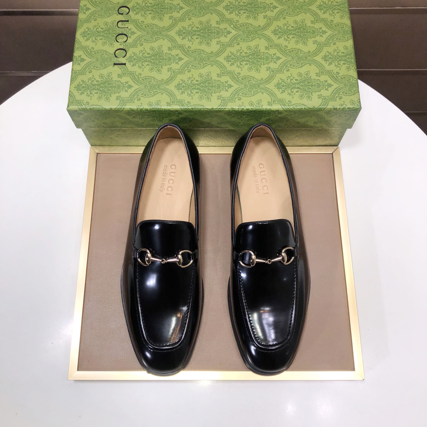 NO:346032,Price Brand GUCCI (Gucci) Standard code men's code 38/44 (45/46 can be customized) Grade official website The same original single quality Material original cowhide water dyed cowhide inner Original rubber outsole Style category Men's fashionable casual leather shoes Prestige brand luxury elements Top luxury Color real picture Article number Optional specification Default color Default,,gucci,cowhide19860909价 品牌GUCCI（古奇） 标准码男码38/44（45/46可以定做） 等级官网同款 原单品质 材料原版牛皮 水染牛皮内里 原版橡胶大底 款式类别男士时尚休闲皮鞋 尊贵的大牌奢侈品元素顶级奢华 颜色实物图 货号 选填 规格 默认 颜色 默认,,gucci,cowhide,Men's shoes