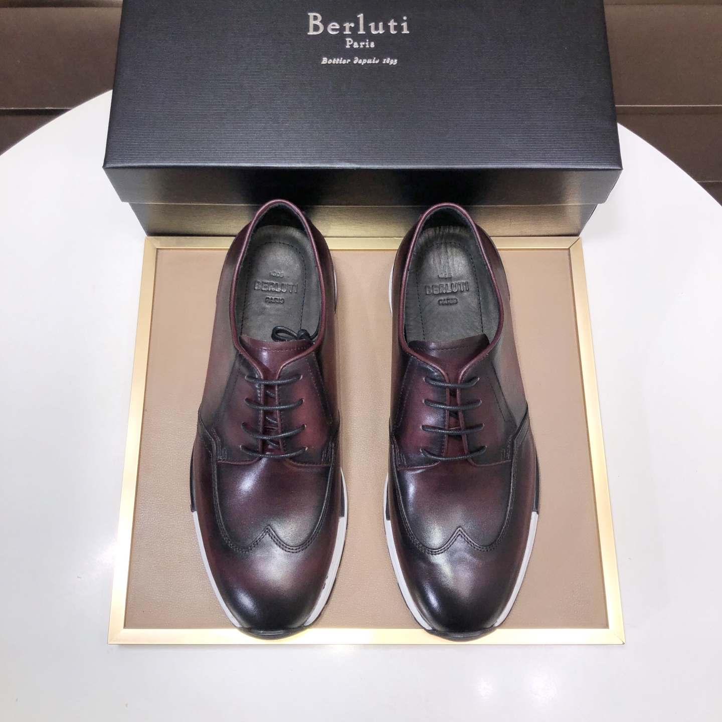 NO:349549,Berlut* Men's high-end leather shoes. The latest official releases new catwalk style. Imported cowhide material. Imported calf leather inside. Genuine leather outsole. Light and comfortable. Berlut* badges and logo prints capture visual highlights, three-dimensional relief. Scritto pattern. High-circular air compressed badge pattern, showing extraordinary attitude!  39-44, cowhide, Leather soles19860909Berlut* 布鲁提 男士高端皮鞋 官方最新发布走秀新款 进口牛皮材质 内里进口小牛皮 真皮大底 轻便舒适 .Berlut* 徽章和logo印花俘获视觉亮点,立体感浮雕 Scritto 图纹.高周波空压徽章图纹,彰显不凡态度！39-44,,cowhide,Leather soles,Men's shoes