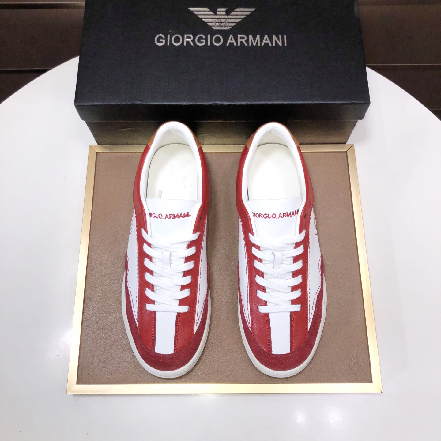 NO:349563,[Armani] (Cowhide inner lining) Armani's latest new casual shoes are popular and popular. The same style on the official website [Dee] Original single hot model. Original factory cowhide material 11 original board Cowhide inner lining, original foamed sole. Body accessories are one to one mold, counter quality. Dear, you are also worried about wearing shoes, then you are your best choice!  38-44, Armani,armani,cowhide19860909【Armani】（牛皮内里）阿玛尼最新新款休闲鞋 火爆热卖官网同款[得意]原单爆款 .原工厂牛皮材料11原板 牛皮内里,原厂发泡大底.身配件一比一开模 专柜品质 亲们你还为穿着搭配鞋发愁那这款鞋你就是你不二的选择！38-44,,armani,armani,cowhide,Men's shoes