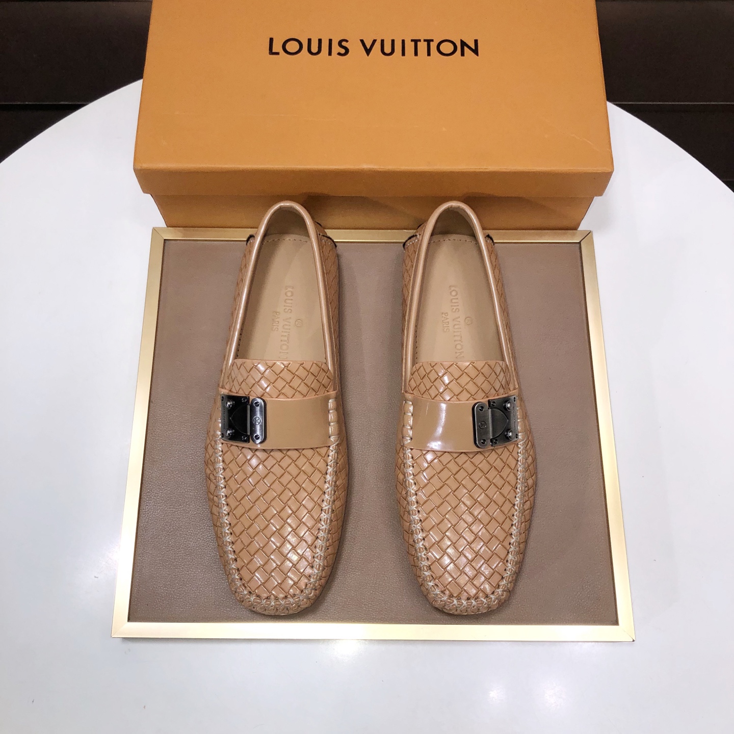 NO:349583,[LV Doudou Shoes] (water-dyed cowhide inner lining) new model is on sale, available on the official website, new Doudou shoes, processed into a unique color material, and the upper is made of imported woven cowhide material. The shoe body is wrapped in a mark line, imported original cowhide inner lining, delicate shoe shape is super suitable for versatile, size 38-44.,,louis vuitton,cowhide19860909【LV豆豆鞋】（水染牛皮内里）新款上市,官网有售,新款豆豆鞋,经过加工成为獨色材料,鞋面采用进口编织牛皮材料. 鞋身以马克线整体包边 ,进口原版牛皮内里,秀气的鞋型 超级适合百搭,码数38-44.,,louis vuitton,cowhide,Men's shoes