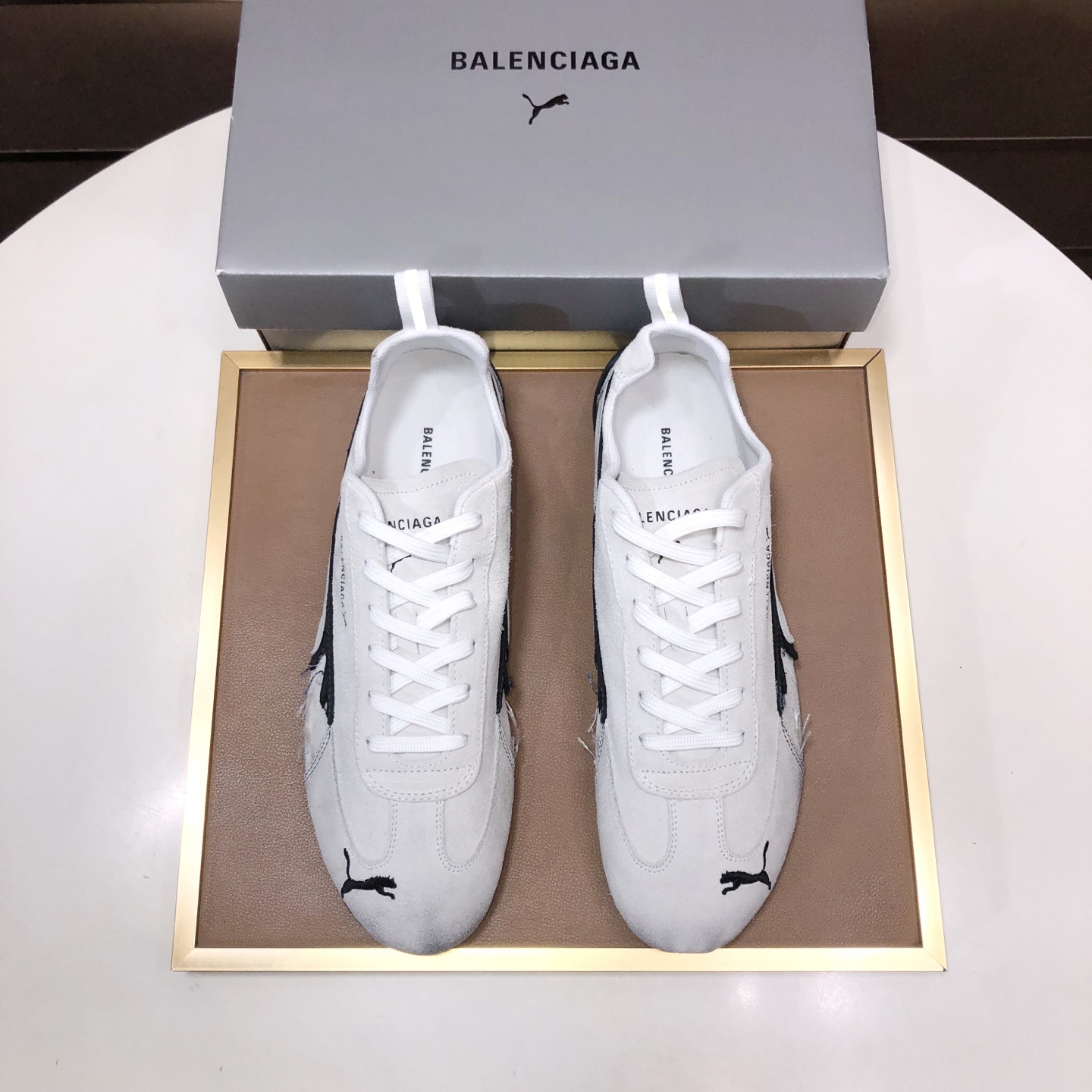 NO:353881,[Balenciaga] Puma and Balenciaga co-branded tire couple model are the same as the original version, without leather, nylon and mesh material, wear effect, rubber pattern sole, brand logo The toe edge is popular in the luxury field with its special appearance, and under the leadership of design director Demna Gvasalia, there are many eye-catching works. From the Triple S, Tra series, to X-Pander and joint series, this time, the eye-catching shoes are released, bringing the latest 