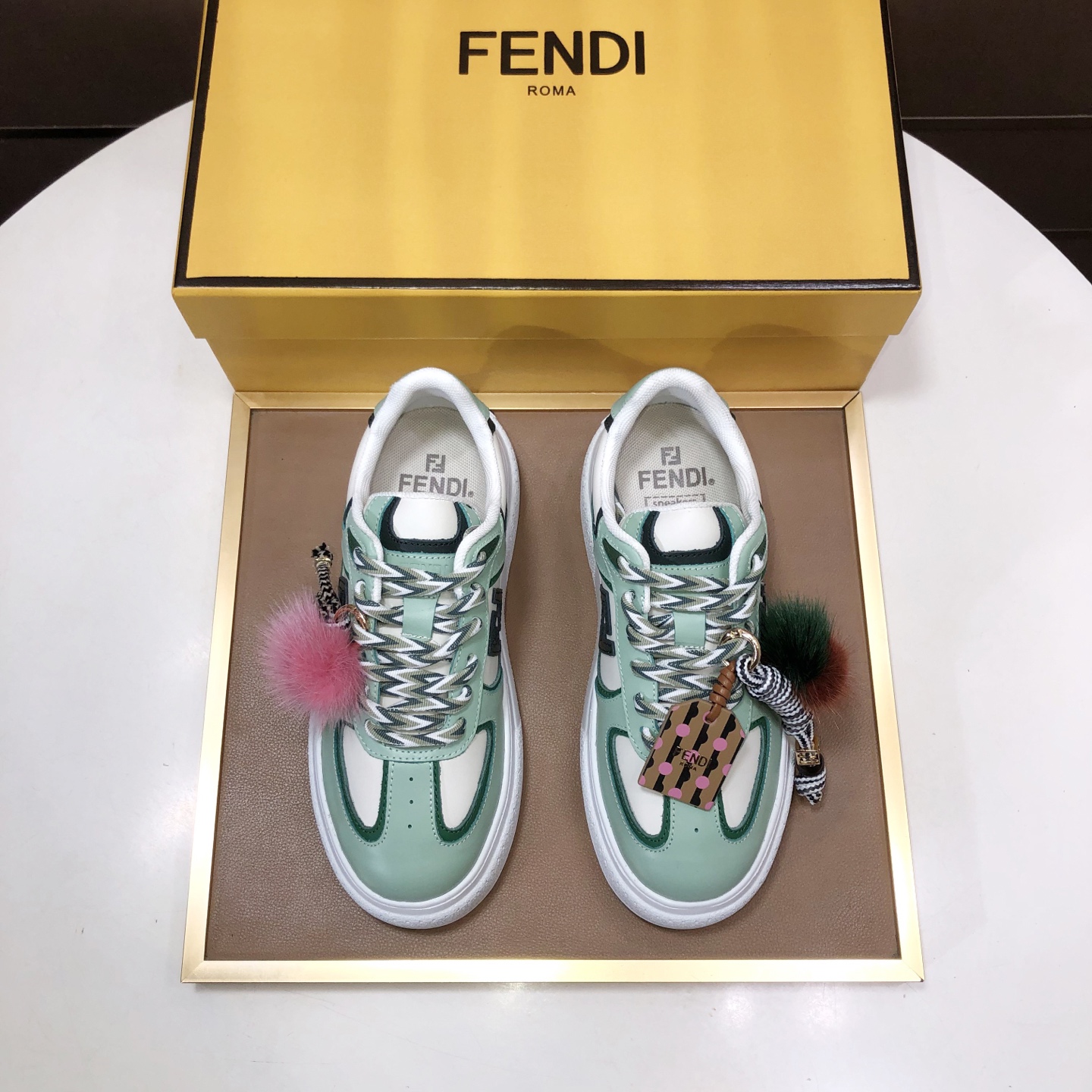 NO:353953,Fendi, the latest couple model, many celebrities same style FD match, the original one-to-one reproduction, the first sneakers created by designer Kim Jones, fendi match and donkey-branded Trainer basketball sneakers, material original silk leather inner lining breathable net, packaging original 1:1 matching high-end packaging size women 35-40 men 38-44 (45 46 custom made no return),,fendi,fendi,louis vuitton,sneakers19860909Fendi芬迪 最新情侣款 众多明星同款 FD match 原版一比一复刻 设计师Kim Jones打造的首款运动鞋fendi match 和驴牌的Trainer篮球运动鞋 材质原版丝绸皮内里透气网 包装原版1:1配套高档包装 size 女35-40 男38-44（45 46订做不退换）,,fendi,fendi,louis vuitton,sneakers,Men's shoes