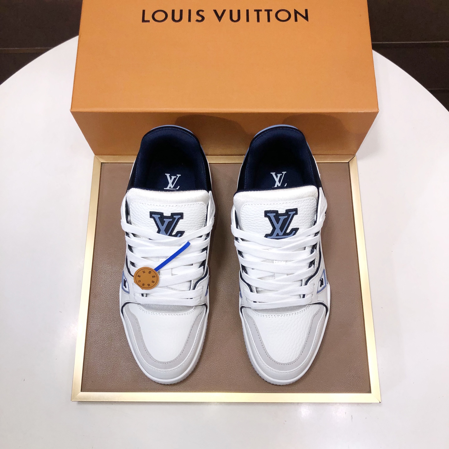 NO:532928,Original development, quality shipment, welcome to compare - LV board shoes series LV Trainer Maxi sneakers introduce the loose silhouette of the ready-to-wear series into the LVTrainer sneaker design written by Virgil Abloh, and the spring and summer men's clothing show was highlighted. The cowhide upper combines rough fabric laces to point out the classic elements of the brand with colorful beads. The LV letters marked the tongue, and Monogram flowers live on the outsole. The mixed material is made of top layer cowhide, imported custom-made special printed denim wrap, thick lace-up design, Monogram large print on the side, the tongue and heel 'lv 54' badge embellishment, the rubber outsole is decorated with Monogram flowers, mesh inner cotton footbed, the comfort is as extreme as ever, the quality is inherited, the quality is first, and it is worth owning!  35-39 for women (40 custom made without return) 39-45 for men (46 custom made without return) Full set of packaging and original gift box, louis vuitton, sneakers, cowhide19860909原版开发 品质出货 欢迎对比 ——LV板鞋系列 LV Trainer Maxi运动鞋将成衣系列的宽松廓形引入VirgilAbloh笔下的LVTrainer运动鞋设计,春夏男装秀场瞩目亮相.牛皮革鞋面结合粗犷织物鞋带,以缤纷串珠点明品牌经典元素.LV字母标注鞋舌,Monogram花卉栖身外底.混合材质 采用头层牛皮制成,进口定制专用印花牛仔布包裹,粗鞋带系带设计,侧面带 Monogram 大印花, 鞋舌及后跟”lv 54“徽章点缀,橡胶外底饰有 Monogram 花卉, 网布内里棉垫脚,舒适性一如既往的达到极致,精品传承,品质至上,值得拥有！ 码数女款35-39 (40定做不退换) 男款39-45（46定做不退换） 全套包装搭配原版礼盒,,louis vuitton,sneakers,cowhide,Men's shoes