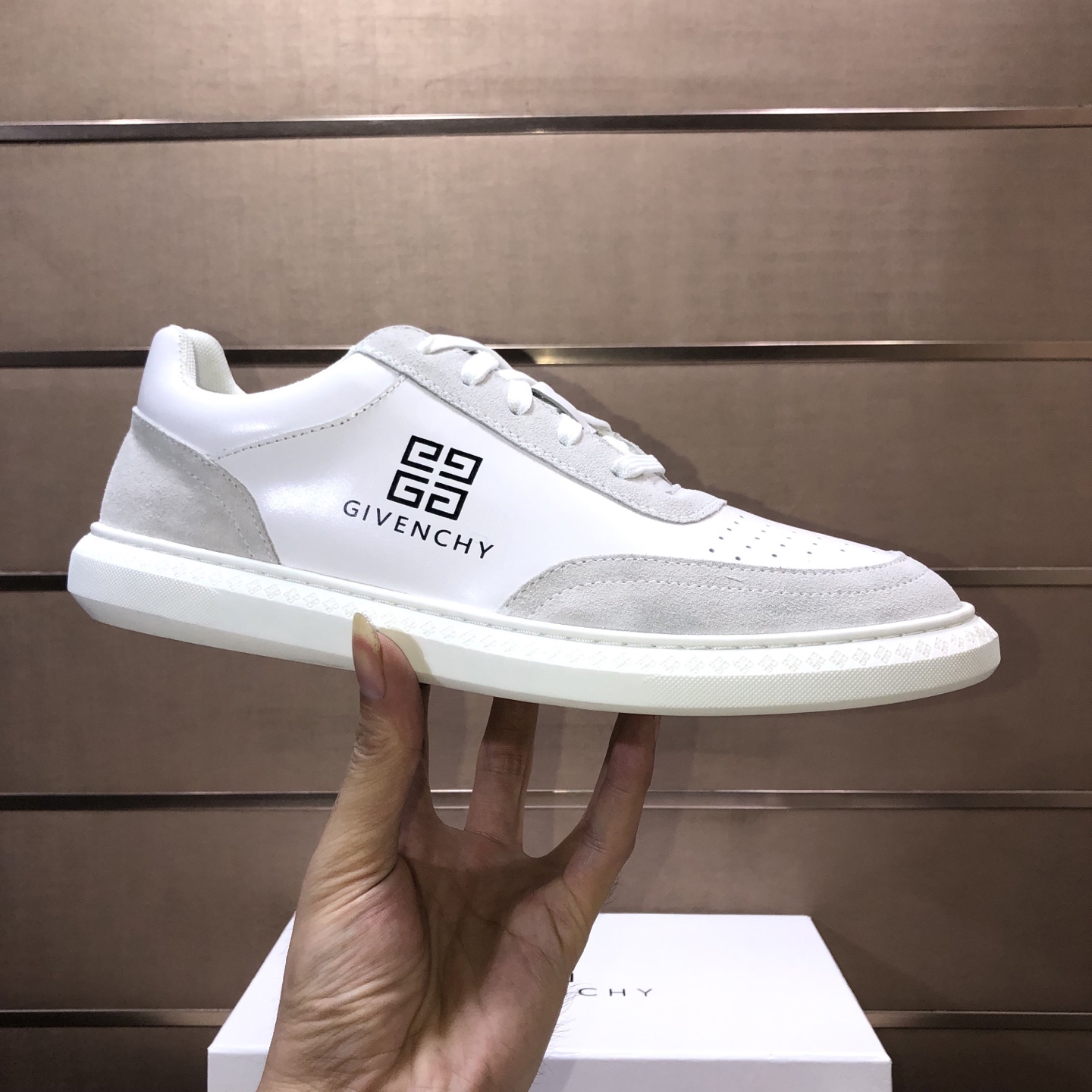 NO:555971,[GIVENCHY.Givenchy] The uppers are sold simultaneously in the counter. The printed fabrics of imported brands from Italy are luxurious, and the breathable mesh lining is combined with a double layer to make the feet feel comfortable. The soles are specially made of rubber foam outsole, which is light and comfortable. You can enter and exit the counter at will. Number of sizes: 38-45 (45 customized). Counter packaging.,,givenchy,givenchy19860909【GIVENCHY.纪梵希】专柜同步发售鞋面意大利进口品牌印花布匹尽显奢华,透气网布内里加上双层组合,脚感舒适,鞋底原厂特供橡胶发泡大底,轻便,舒适,随意进出专柜 码数38-45（45定制）专柜包裝.,,givenchy,givenchy,Men's shoes