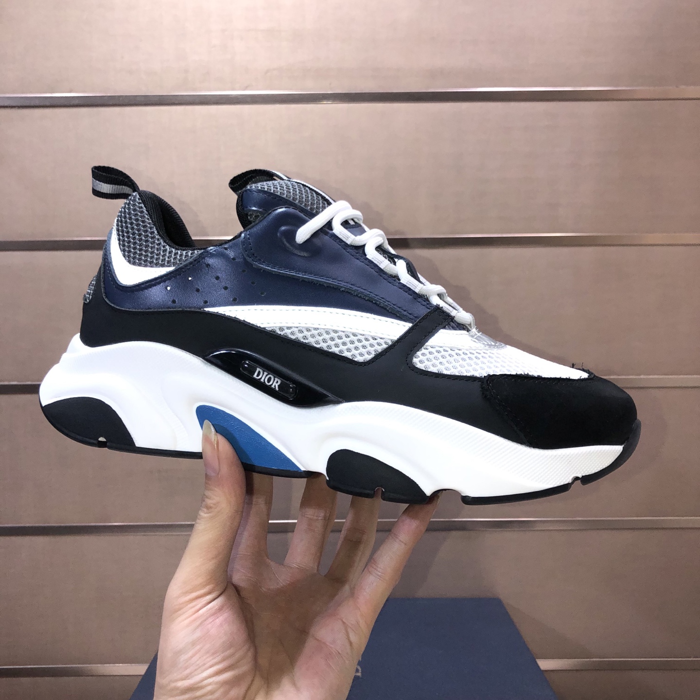 NO:555979,[Dior] Couple's casual shoes, with thick texture, white rubber sole, pure cotton embroidery on the upper, highlighting personality, tongue and shoelaces decorated with Christian Dior logo. Water chestnut leather lining, cowhide feet. Couple style (women's size 35-40) (men's size 38-44),, dior, dior, cowhide19860909【迪奥】情侣休闲鞋,采用质感厚实,白色橡胶底,鞋面纯棉刺绣,彰显个性,鞋舌和鞋带采用Christian Dior标志装饰. 水柒牛皮内里,牛皮垫脚. 情侣款（女款35-40码）（男款38-44码）,,dior,dior,cowhide,Men's shoes