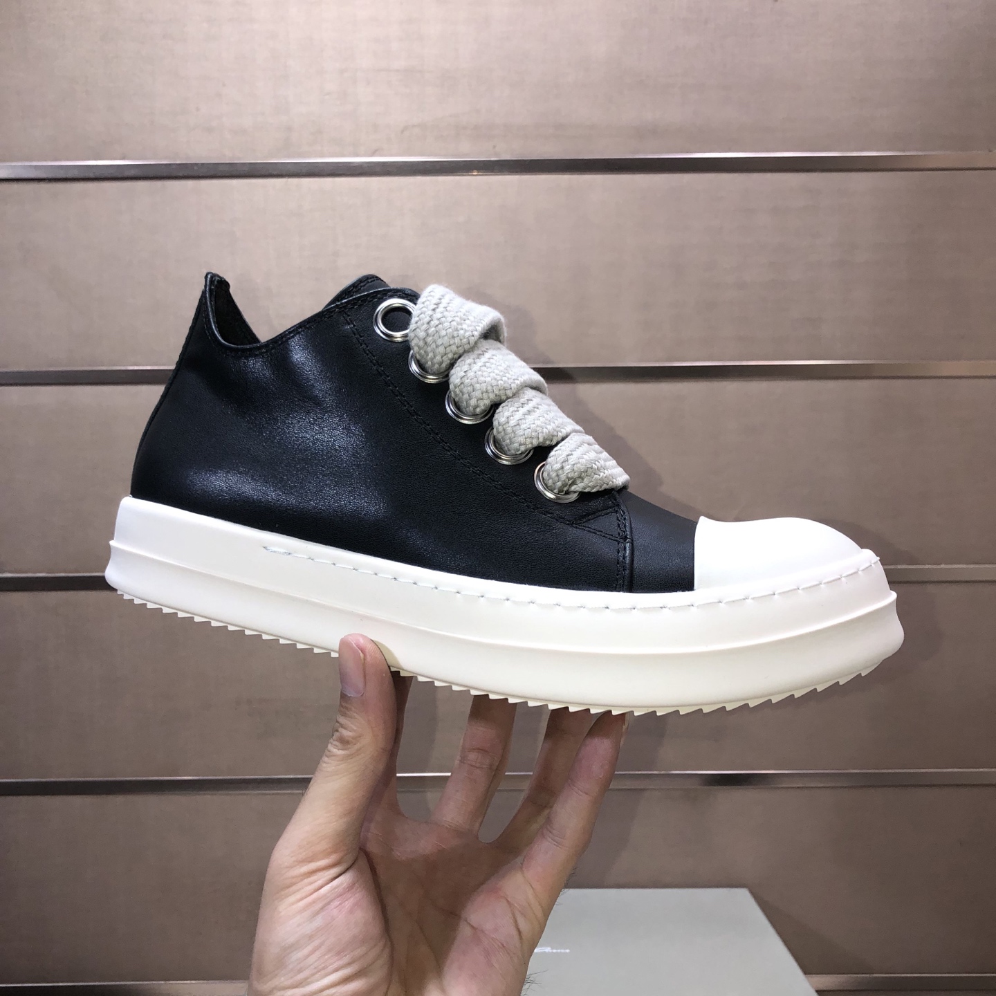 NO:557238,RICK OWENS/Rick Owens men's and women's spring and summer suede and calfskin thick-soled low-top sports shoes are assembled from Dongguan raw materials and shipped heavily!  Common versions in the flash sale market. Support comparison. Made of imported calf leather and suede leather upper. Full calf leather lining. Fully wrapped design. Calf leather logo insole. The midsole is also made of cow leather. Imported cow leather is ultra-thin and flexible. Excellent touch. Lightweight and soft. Made with air-glue process. Durable without opening glue. Geometric seams cleverly matched with open-stitch design. Equipped with shark tooth rubber thick soles. Everyone knows Owens shoes. Excellent comfort. Comes with complete packaging.  Leather material depends on the details, the top version supports comparison!  Women's size 35-36-37-38-39 Men's size 39-40-41-42-43-44 leather shoe size (can be customized 45.46 non-returnable),,sneakers,cowhide19860909RICK OWENS/瑞克欧文斯 男女同款春夏绒面皮和小牛皮厚底低帮运动鞋 莞产原材料组装,重磅出货！秒杀市场常见版本 支持对比 采用进口小牛皮和绒面皮革鞋面 内里全小牛皮 全包裹式设计 小牛皮带logo内底 中底也是牛皮制作 进口牛皮超薄 柔韧 触感极佳 轻薄且软 空胶工艺制作 耐穿不开胶 几何接缝巧搭明线设计 配有鲨鱼齿橡胶厚底 欧文斯的鞋子大家都懂得 舒适度极佳 配全套包装齐全 皮料材质看细节,顶版支持对比！ 女款尺码35-36-37-38-39 男款尺码39-40-41-42-43-44皮鞋尺码（可定做45.46不退换）,,sneakers,cowhide,Men's shoes