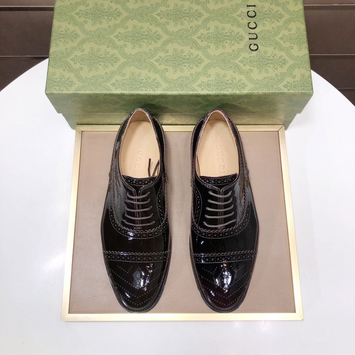 NO:557250,Brand GUCCI (Gucci) Standard men's size 38/44 (45/46 can be customized) Grade the same as the official website Original quality Material original cowhide Water-dyed cowhide lining Original rubber outsole Style category Men's fashionable casual leather shoes Distinguished big-name luxury elements top luxury Color actual picture,,gucci,cowhide19860909品牌GUCCI（古奇） 标准码男码38/44（45/46可以定做） 等级官网同款 原单品质 材料原版牛皮 水染牛皮内里 原版橡胶大底 款式类别男士时尚休闲皮鞋 尊贵的大牌奢侈品元素顶级奢华 颜色实物图,,gucci,cowhide,Men's shoes