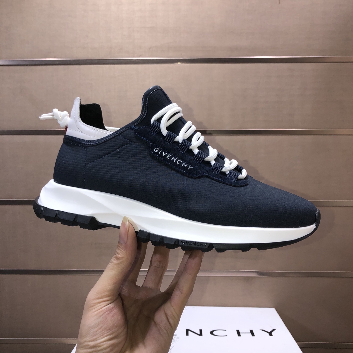 NO:557845,[GIVENCHY.Givenchy] The uppers are sold simultaneously in the counter. The printed fabrics of imported brands from Italy are luxurious, and the breathable mesh lining is combined with a double layer to make the feet feel comfortable. The soles are specially made of rubber foam outsole, which is light and comfortable. You can enter and exit the counter at will. Number of sizes: 38-45 (45 customized). Counter packaging.,,givenchy,givenchy19860909【GIVENCHY.纪梵希】专柜同步发售鞋面意大利进口品牌印花布匹尽显奢华,透气网布内里加上双层组合,脚感舒适,鞋底原厂特供橡胶发泡大底,轻便,舒适,随意进出专柜 码数38-45（45定制）专柜包裝.,,givenchy,givenchy,Men's shoes