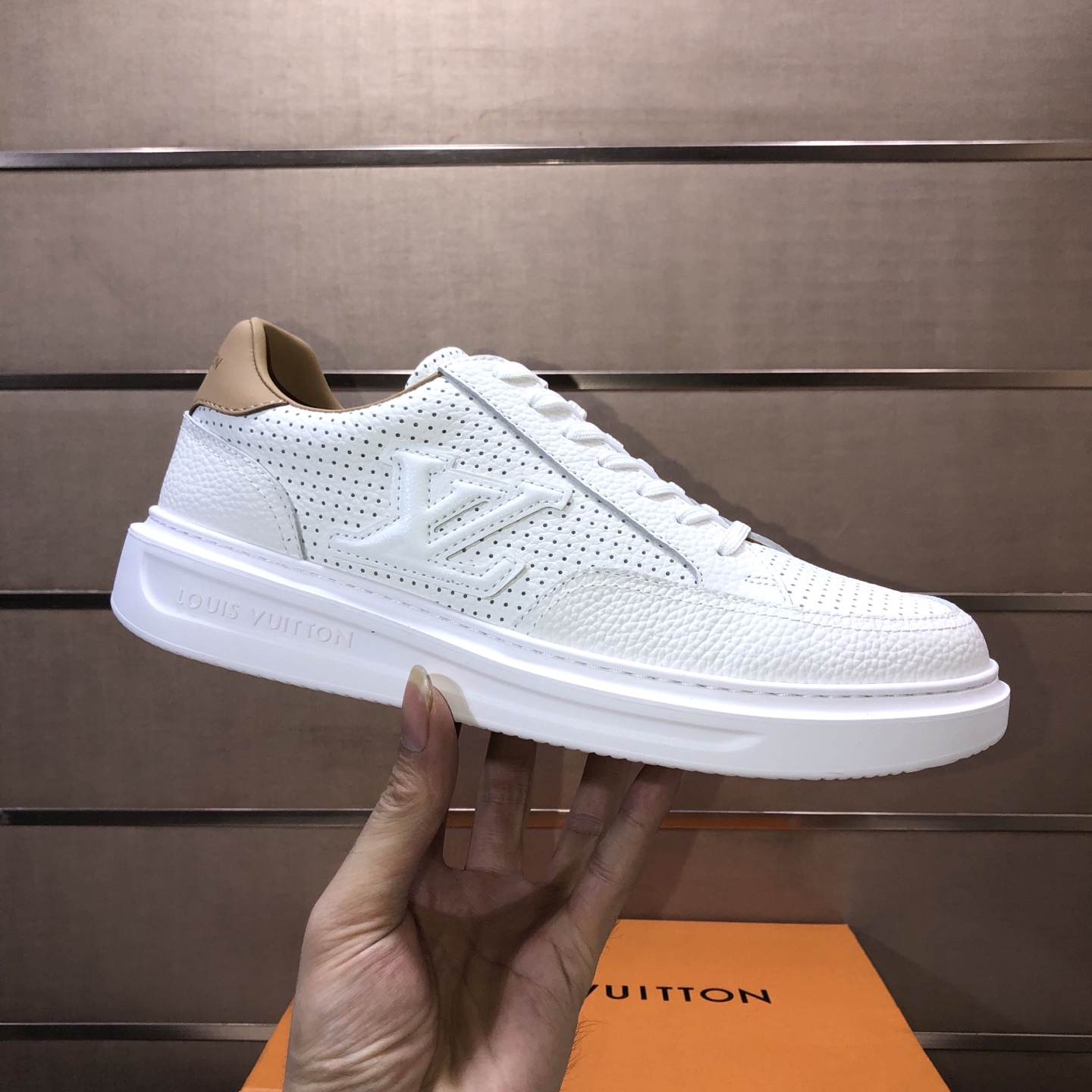 NO:557851,Original development, quality shipment, welcome to compare - LV sneaker series sports shoes introduce the loose silhouette of the ready-to-wear series to the spring and summer men's wear shows. The cow leather upper is combined with rough fabric laces, and colorful beads highlight the brand's classic elements. LV letters are marked on the tongue, and Monogram flowers are on the outsole. Mixed materials are made of top-grain cowhide, thick shoelace design, and Monogram large print on the side  Mesh-lined cotton feet, the comfort is as extreme as ever, premium heritage, quality first, worth owning!  Size: Men's 38-45 (45 is custom-made and non-refundable), Louis Vuitton, sneakers, cowhide19860909原版开发 品质出货 欢迎对比 ——LV板鞋系列运动鞋将成衣系列的宽松廓形引入春夏男装秀场瞩目亮相.牛皮革鞋面结合粗犷织物鞋带,以缤纷串珠点明品牌经典元素.LV字母标注鞋舌,Monogram花卉栖身外底.混合材质 采用头层牛皮制成,粗鞋带系带设计,侧面带 Monogram 大印花 网布内里棉垫脚,舒适性一如既往的达到极致,精品传承,品质至上,值得拥有！ 码数:男款38-45（45定做不退换）,,louis vuitton,sneakers,cowhide,Men's shoes