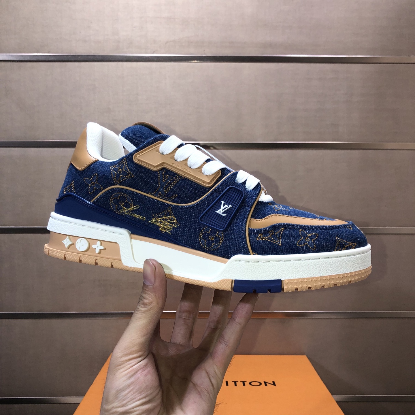 NO:929886,Original development, quality shipment, welcome to compare - LV sneaker series LV Trainer Maxi sneakers introduce the loose silhouette of the ready-to-wear series into the LV Trainer sneaker design penned by Virgil Abloh, making an eye-catching appearance in the spring and summer men's wear shows. The cow leather upper is combined with rough fabric laces, and colorful beads highlight the brand's classic elements. LV letters are marked on the tongue, and the Monogram floral outsole is mixed materials.  Made of first-layer cowhide, wrapped in imported custom-printed denim, thick shoelace design, large Monogram print on the side, 'lv 54' badges on the tongue and heel, rubber outsole decorated with Monogram flowers, mesh lining and cotton feet, the comfort is as extreme as ever, premium heritage, quality first, worth owning!  Sizes for women are 35-39 (40 is custom-made, non-refundable) Men’s 39-45 (46 is custom-made, non-returnable) Full set of packaging with original gift box, louis vuitton, sneakers, cowhide19860909原版开发 品质出货 欢迎对比 ——LV板鞋系列 LV Trainer Maxi运动鞋将成衣系列的宽松廓形引入VirgilAbloh笔下的LVTrainer运动鞋设计,春夏男装秀场瞩目亮相.牛皮革鞋面结合粗犷织物鞋带,以缤纷串珠点明品牌经典元素.LV字母标注鞋舌,Monogram花卉栖身外底.混合材质 采用头层牛皮制成,进口定制专用印花牛仔布包裹,粗鞋带系带设计,侧面带 Monogram 大印花, 鞋舌及后跟”lv 54“徽章点缀,橡胶外底饰有 Monogram 花卉, 网布内里棉垫脚,舒适性一如既往的达到极致,精品传承,品质至上,值得拥有！ 码数女款35-39 (40定做不退换) 男款39-45（46定做不退换） 全套包装搭配原版礼盒,,louis vuitton,sneakers,cowhide,Men's shoes