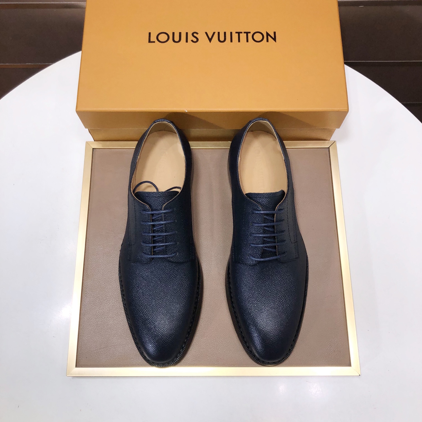 NO:680296,[LV] (original single cowhide lining) LV's latest genuine leather business suit shoes are on the official website at the same time. They are imported from Italy and are made of first-layer cowhide with heavy gold. The official website has a 1:1 rubber outsole. It is versatile, high-end without losing class, and the color matching is extraordinary. This four-season style is charming and shows off the big-name temperament when worn on the feet. Standard size 38-45 (45 custom-made), louis vuitton, business suit, cowhide19860909【LV】（原单牛皮内里）LV最新真皮商务西装鞋官网同步上市,意大利进口 头层牛皮一比一重金打造,官网1:1橡胶大底.穿着百搭,高档不失档次,彩色搭配气度不凡.此款四季款,穿在脚上魅力四射尽显大牌气质.标准码38-45（45定做）,,louis vuitton,business suit,cowhide,Men's shoes