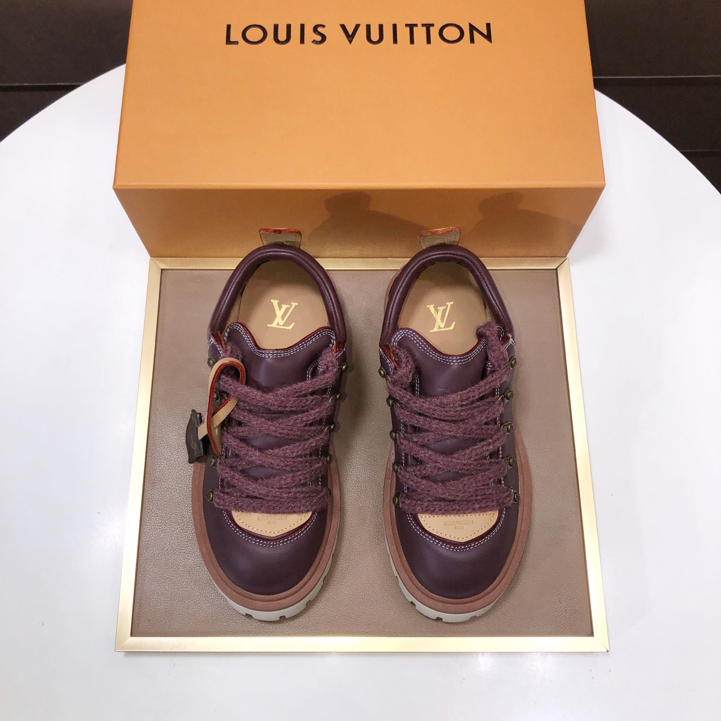 NO:575016,LV Louis Vuitton 2025 autumn and winter new couple's new style, original version developed one to one, retro fashion, handsome and cool mountaineering derby shoes are out of stock. Material imported first layer cowhide, imported lambskin lining, outsole original molded TR non-slip sole, sole height 3.5cm, shoe size: same style for men and women 35-45, louis vuitton, louis vuitton, cowhide, sheepskin19860909LV 路易威登2025秋冬情侣新款,原版一比一开发,复古时尚,帅中带酷的登山德比鞋岀货啦   材料进口头层牛皮 内里进口小羊皮 大底原版开模TR防滑底  底高3.5cm  鞋码: 男女同款35-45,,louis vuitton,louis vuitton,cowhide,sheepskin,Men's shoes