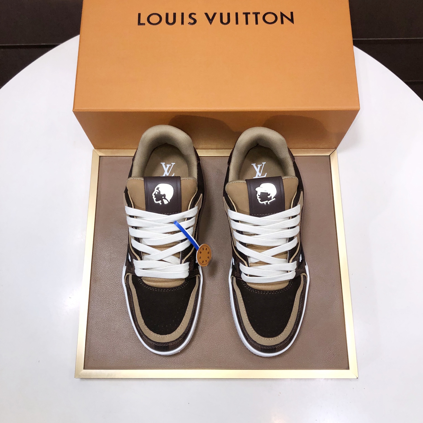 NO:575020,Original development, quality shipment, welcome to compare - LV sneaker series LV Trainer Maxi sneakers introduce the loose silhouette of the ready-to-wear series into the LV Trainer sneaker design penned by Virgil Abloh, making an eye-catching appearance in the spring and summer men's wear shows. The cow leather upper is combined with rough fabric laces, and colorful beads highlight the brand's classic elements. LV letters are marked on the tongue, and the Monogram floral outsole is mixed materials.  Made of first-layer cowhide, wrapped in imported custom-printed denim, thick shoelace design, large Monogram print on the side, 'lv 54' badges on the tongue and heel, rubber outsole decorated with Monogram flowers, mesh lining and cotton feet, the comfort is as extreme as ever, premium heritage, quality first, worth owning!  Sizes for women are 35-39 (40 is custom-made and non-refundable) Men’s models are 39-45 (38.46 is custom-made and is non-returnable) Full set of packaging with original gift box, Louis Vuitton, sneakers, cowhide19860909原版开发 品质出货 欢迎对比 ——LV板鞋系列 LV Trainer Maxi运动鞋将成衣系列的宽松廓形引入VirgilAbloh笔下的LVTrainer运动鞋设计,春夏男装秀场瞩目亮相.牛皮革鞋面结合粗犷织物鞋带,以缤纷串珠点明品牌经典元素.LV字母标注鞋舌,Monogram花卉栖身外底.混合材质 采用头层牛皮制成,进口定制专用印花牛仔布包裹,粗鞋带系带设计,侧面带 Monogram 大印花, 鞋舌及后跟”lv 54“徽章点缀,橡胶外底饰有 Monogram 花卉, 网布内里棉垫脚,舒适性一如既往的达到极致,精品传承,品质至上,值得拥有！ 码数女款35-39 (40定做不退换) 男款39-45（38.46定做不退换） 全套包装搭配原版礼盒,,louis vuitton,sneakers,cowhide,Men's shoes