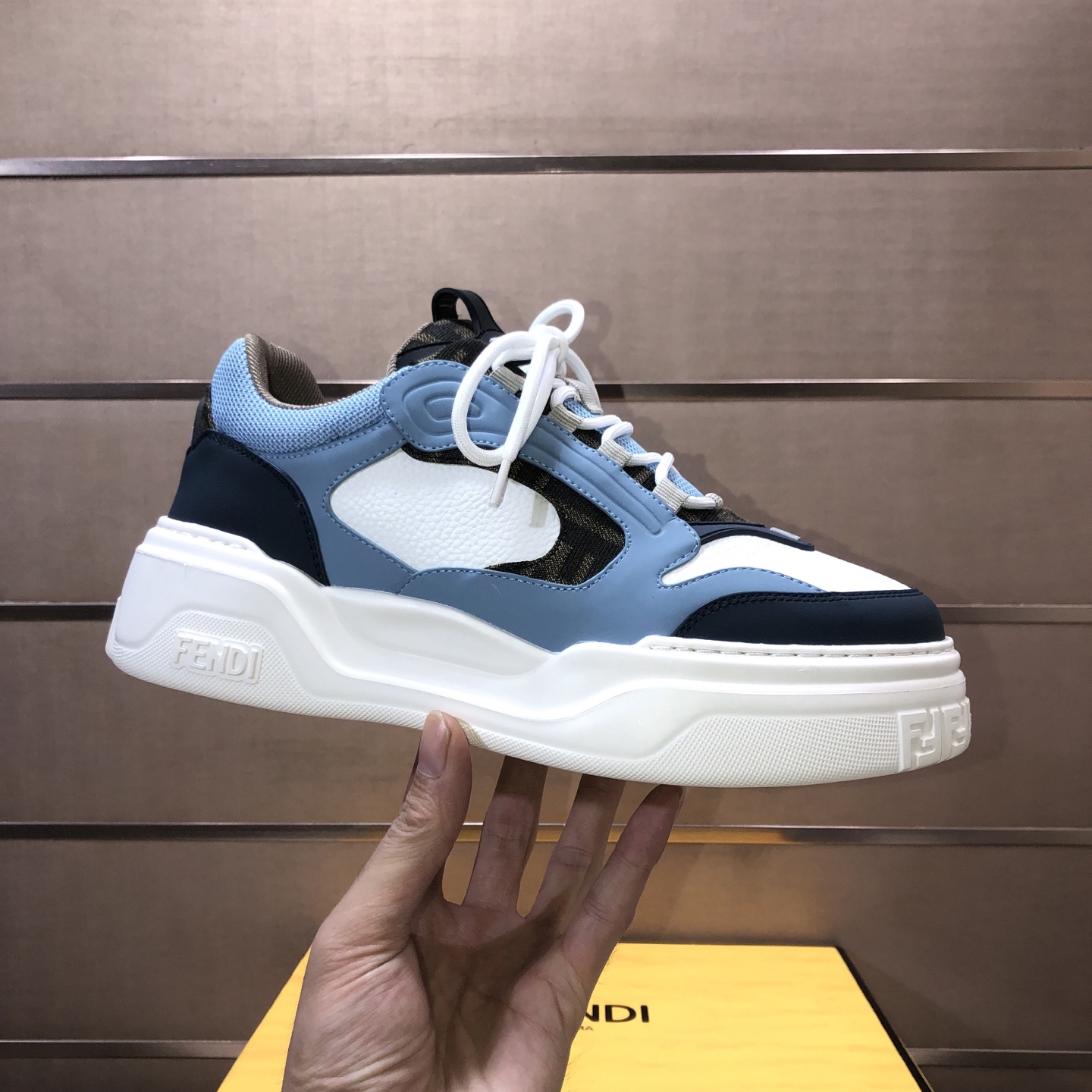 NO:575056,[Fendi Fendi] The latest casual sports shoes, the same style of many celebrities, FD match, a one-to-one replica of the original version. The first sports shoe fendi match created by designer Kim Jones and the Lv brand Trainer basketball sneakers. The material is original silk mesh and breathable mesh inside. The original packaging is 1:1 matching high-end packaging. size 38-45 (45 is custom-made and cannot be returned or exchanged),,fendi, fendi, louis vuitton, sneakers19860909【Fendi芬迪】最新情款休闲运动鞋 众多明星同款 FD match 原版一比一复刻 设计师Kim Jones打造的首款运动鞋fendi match 和驴牌的Trainer篮球运动鞋 材质原版丝绸网布内里透气网 包装原版1:1配套高档包装 size 38-45（45 订做不退换）,,fendi,fendi,louis vuitton,sneakers,Men's shoes