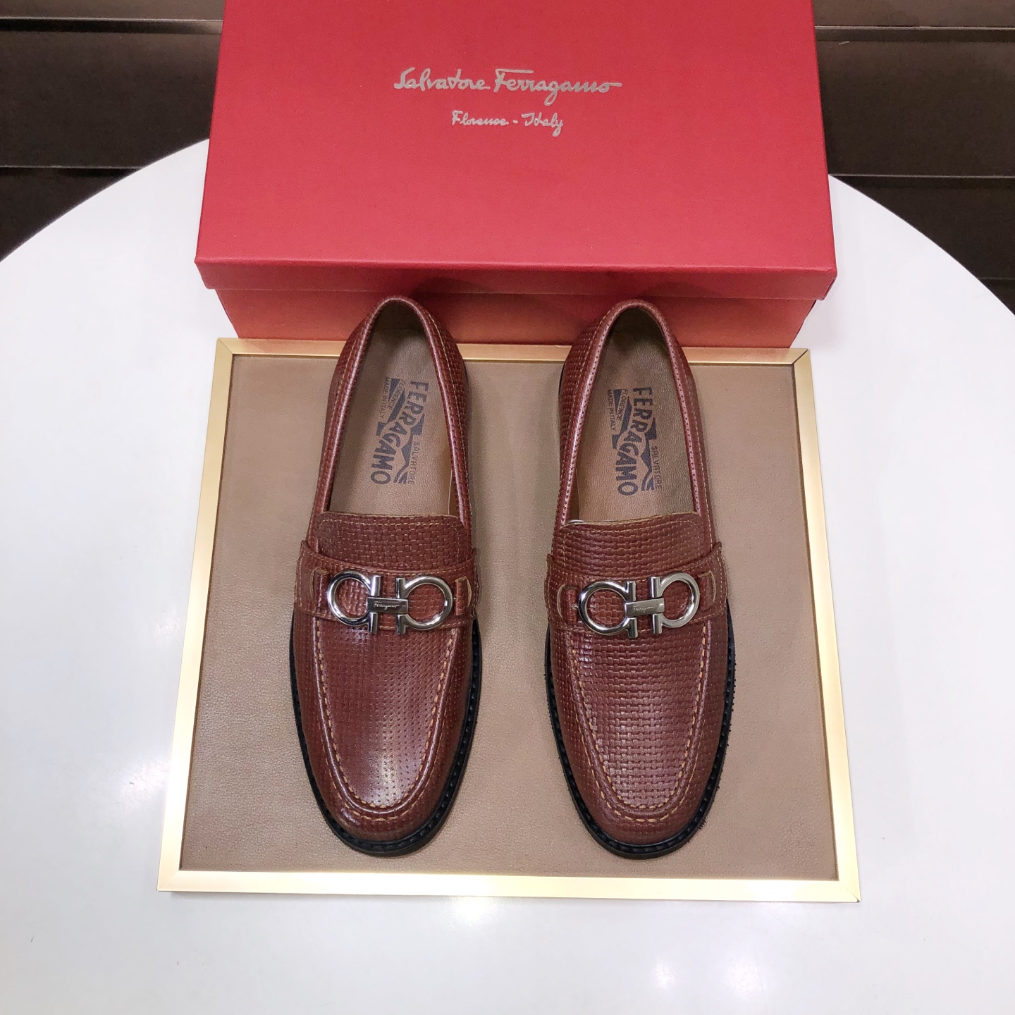 NO:588175,[Ferragamo/Ferragamo] The latest model in the counter is original imported high-quality cowhide with open sides + imported sheep lining + original luxury metal buckle + original combination outsole, no pressure 38–44,,ferragamo,cowhide19860909【Ferragamo/菲拉格幕】专柜最新款原版进口开边上乘牛皮+进口羊里+原版奢华金属扣+原版组合大底对比无压力 38–44,,ferragamo,cowhide,Men's shoes