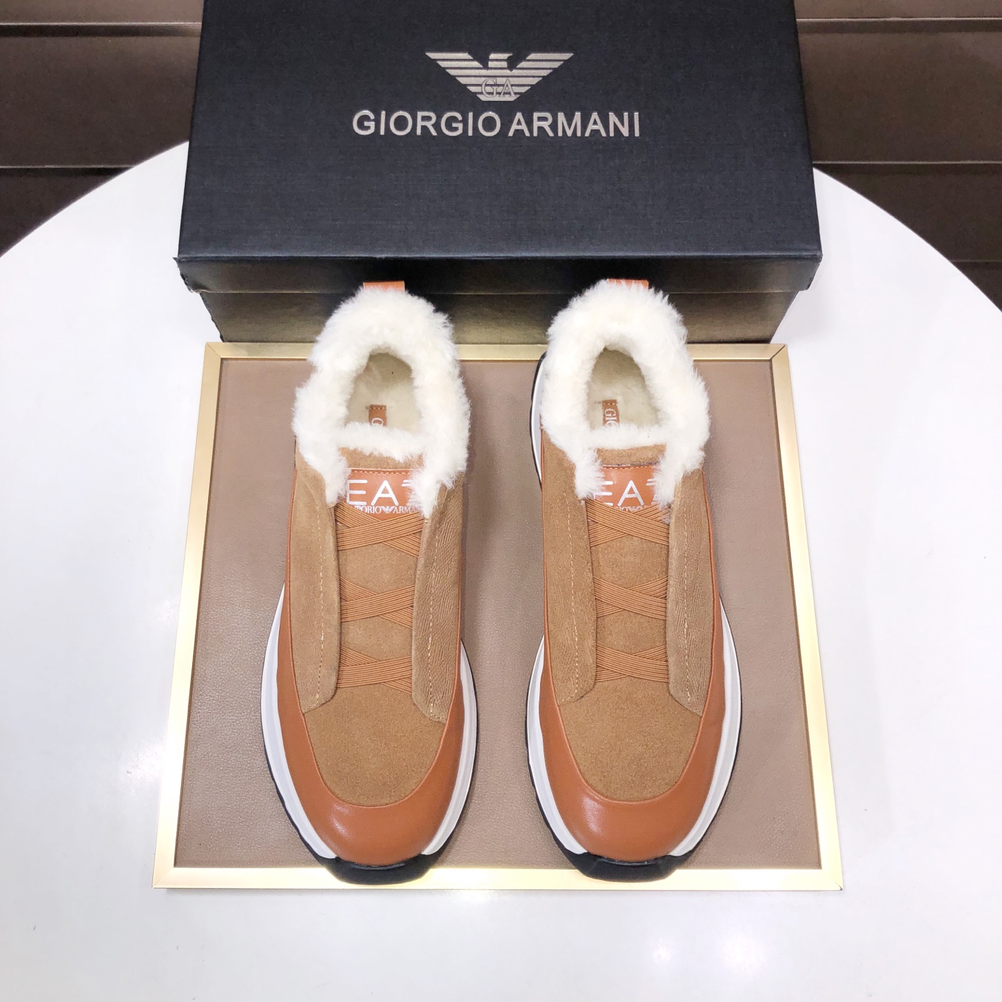 NO:589210,[Armani] (wool lining) Armani's latest casual shoes, the same style on the official website [proud], the original hot-selling model. Original factory cowhide material 11 original boards, wool lining, original foam outsole. Body parts one to one mold opening, counter quality Dear friends, if you are still worried about wearing matching shoes, then this shoe is your best choice!  38-44,,armani,armani,cowhide19860909【Armani】（羊毛内里）阿玛尼最新新款休闲鞋 火爆热卖官网同款[得意]原单爆款 .原工厂牛皮材料11原板 羊毛内里,原厂发泡大底.身配件一比一开模 专柜品质 亲们你还为穿着搭配鞋发愁那这款鞋你就是你不二的选择！38-44,,armani,armani,cowhide,Men's shoes