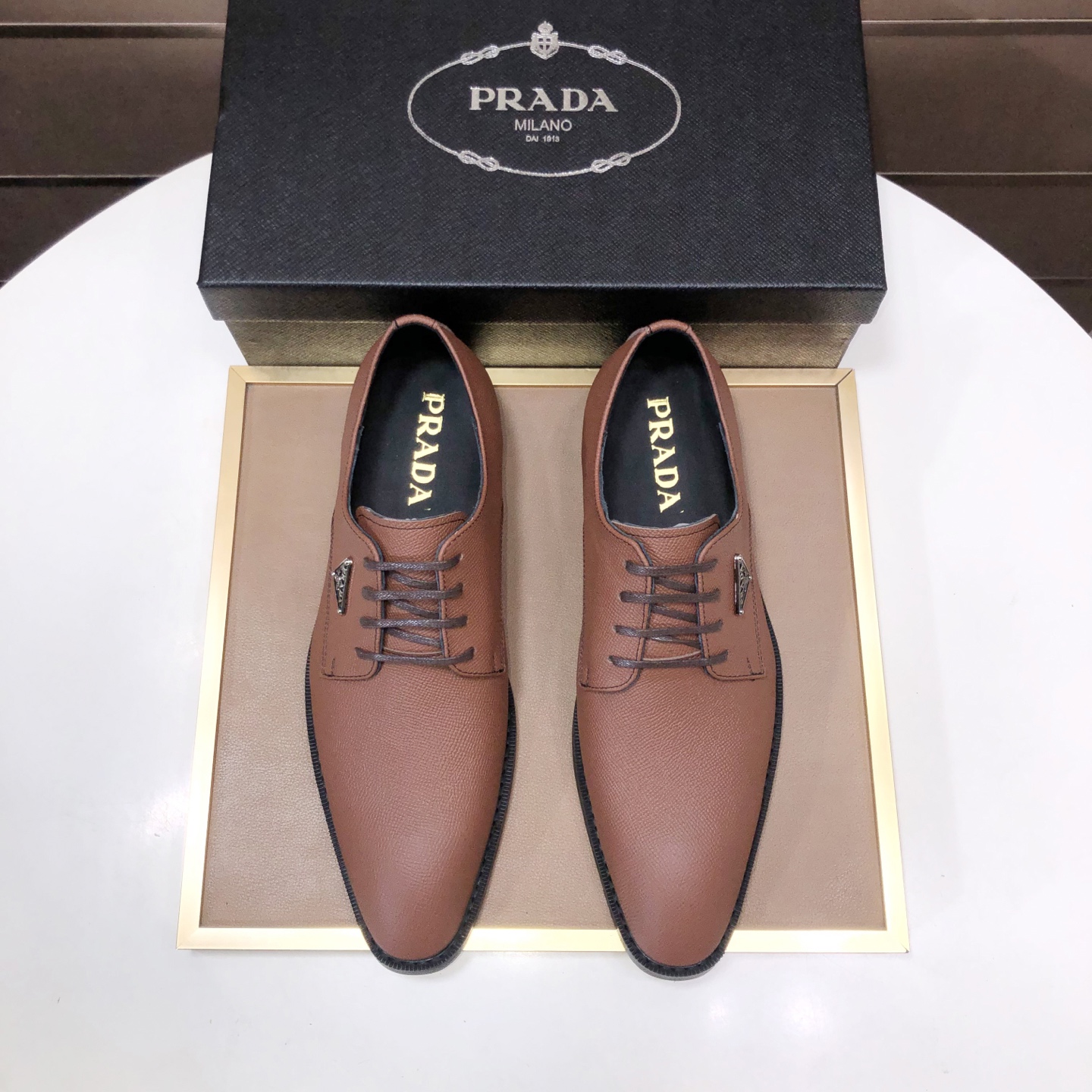 NO:589232,[Prada] The latest genuine leather business suit shoes (all high-end cowhide lining) are launched simultaneously on the official website. They are imported from Italy and are made of first-layer cowhide with heavy gold. The official website has a 1:1 rubber outsole. It is versatile, high-end without losing class, and the color matching is extraordinary. This four-season style is charming and shows off the temperament of a big-name brand when worn on the feet. Standard code is 38-45 (customized in 45), prada, business suit, cowhide19860909【普拉达】（全高端牛皮内里）最新真皮商务西装鞋官网同步上市,意大利进口 头层牛皮一比一重金打造,官网1:1橡胶大底.穿着百搭,高档不失档次,彩色搭配气度不凡.此款四季款,穿在脚上魅力四射尽显大牌气质.标准码38-45（45定做）,,prada,business suit,cowhide,Men's shoes