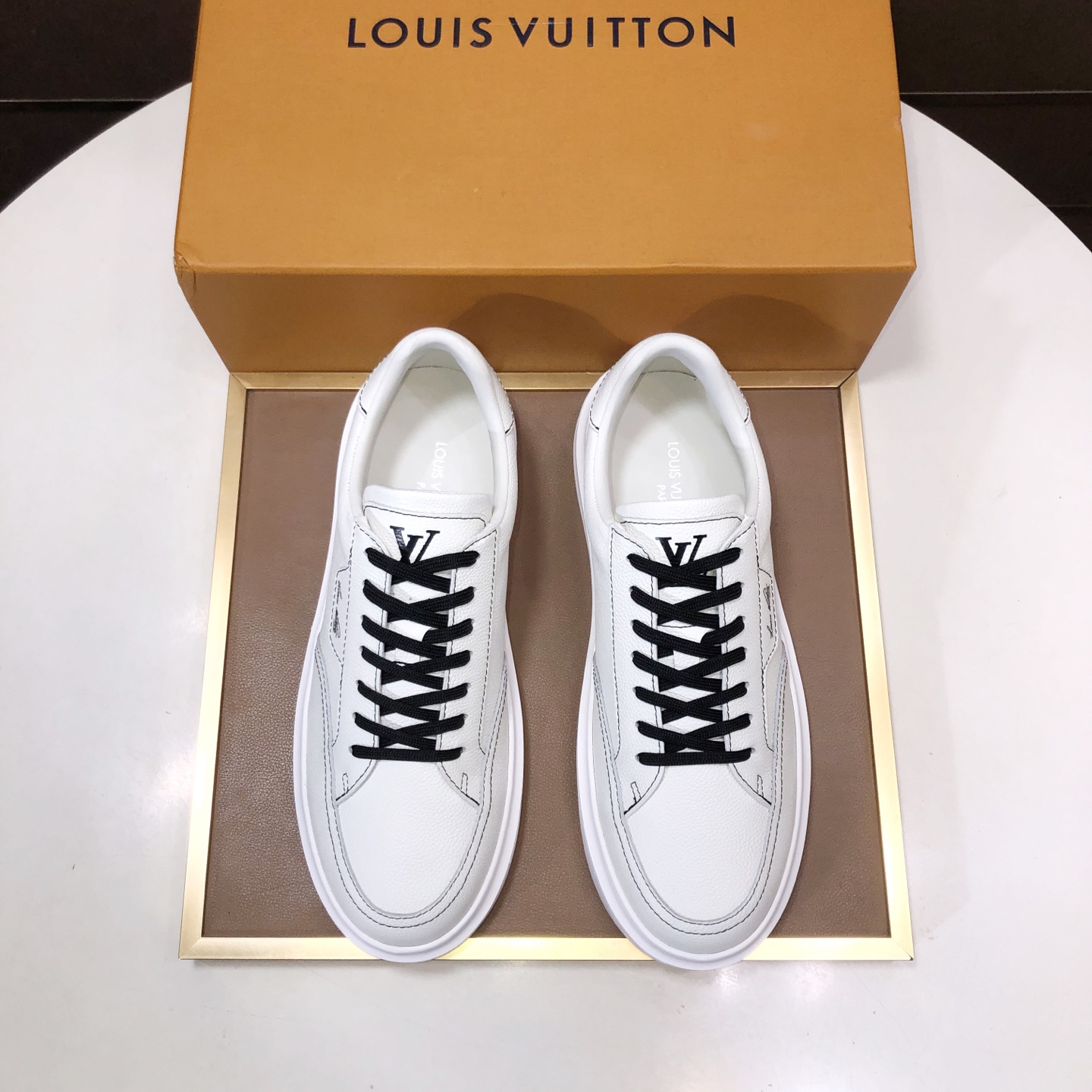 NO:589251,Original development, quality shipment, welcome to compare - LV sneaker series sports shoes introduce the loose silhouette of the ready-to-wear series to the spring and summer men's wear shows. The cow leather upper is combined with rough fabric laces, and colorful beads highlight the brand's classic elements. LV letters are marked on the tongue, and Monogram flowers are on the outsole. Mixed materials are made of top-grain cowhide, thick shoelace design, and Monogram large print on the side  Mesh-lined cotton feet, the comfort is as extreme as ever, premium heritage, quality first, worth owning!  Size: Men's 38-45 (45 is custom-made and non-refundable), Louis Vuitton, sneakers, cowhide19860909原版开发 品质出货 欢迎对比 ——LV板鞋系列运动鞋将成衣系列的宽松廓形引入春夏男装秀场瞩目亮相.牛皮革鞋面结合粗犷织物鞋带,以缤纷串珠点明品牌经典元素.LV字母标注鞋舌,Monogram花卉栖身外底.混合材质 采用头层牛皮制成,粗鞋带系带设计,侧面带 Monogram 大印花 网布内里棉垫脚,舒适性一如既往的达到极致,精品传承,品质至上,值得拥有！ 码数:男款38-45（45定做不退换）,,louis vuitton,sneakers,cowhide,Men's shoes