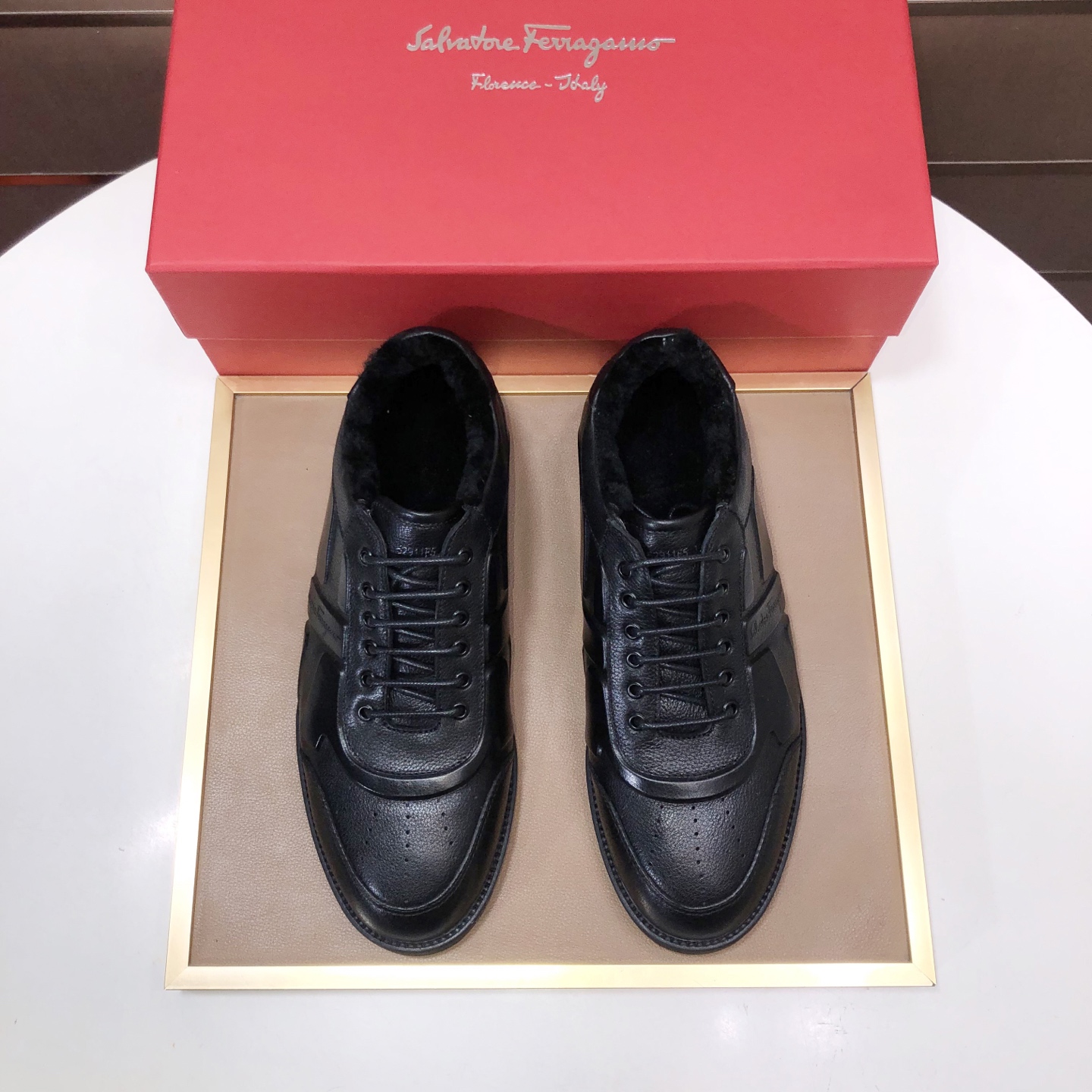 NO:604657,[Ferraga Curtain] (wool lining) casual men's shoes were purchased from Hong Kong counters and dismantled from the original version. After more than a month of careful development, we strive to achieve a perfect one-to-one replica from materials to details. The uppers are imported calfskin, handmade by a large factory in Dongguan, trustworthy and good quality. Standard code 39-45 (45 is custom-made and cannot be returned or exchanged), cowhide19860909【菲拉格幕】（羊毛内里）休闲男鞋香港专柜采购原版拆解,历经1个多月用心研制,务求从用料到细节做到一比一完美复刻,鞋面进口小牛皮,,东莞大厂纯手工打造,值得信赖好品质看得到.标准码39-45（45定做不退换）,,cowhide,Men's shoes