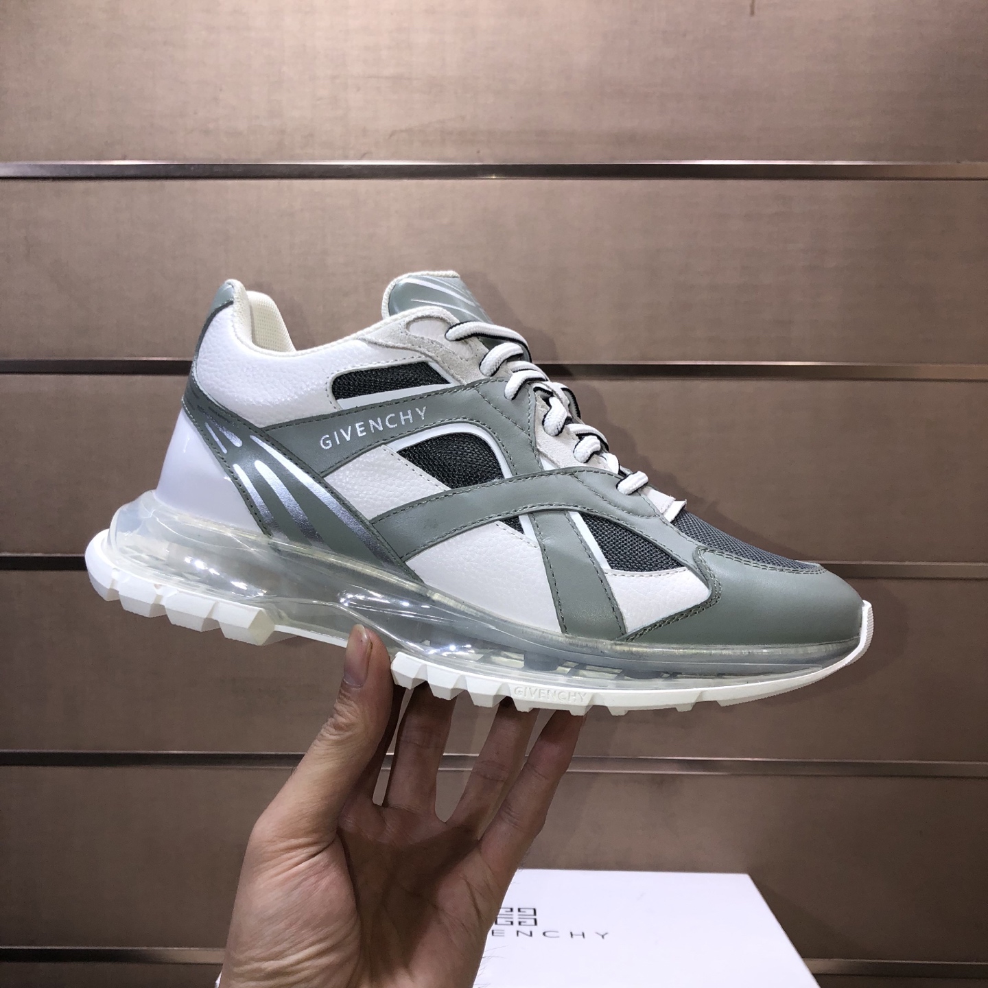 NO:605092,[GIVENCHY.Givenchy] The upper is sold at the same time in the counter. The printed fabric with the imported Italian brand logo is full of luxury. The breathable pigskin lining is combined with a double layer to make the foot feel comfortable. The sole is a special air cushion outsole from the original factory. It is light and comfortable. You can enter and exit the counter at will. Number of sizes: 38-44. Counter packaging.,,givenchy,givenchy19860909【GIVENCHY.纪梵希】专柜同步发售鞋面意大利进口品牌logo印花布匹尽显奢华,透气猪皮内里加上双层组合,脚感舒适,鞋底原厂特供气垫大底,轻便,舒适,随意进出专柜 码数38-44,专柜包裝.,,givenchy,givenchy,Men's shoes