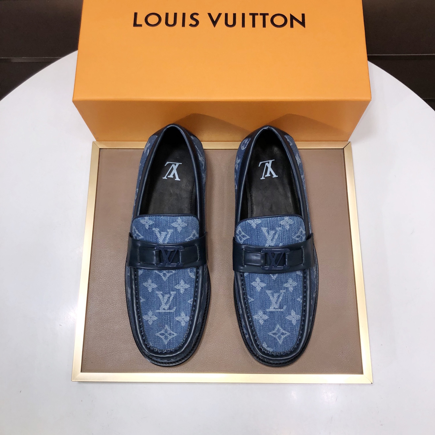 NO:605095,[LV] (original single cowhide lining) LV's latest genuine leather business suit shoes are on the official website at the same time. They are imported from Italy and are made of first-layer cowhide with heavy gold. The official website has a 1:1 rubber outsole. It is versatile, high-end without losing class, and the color matching is extraordinary. This four-season style is charming and shows off the big-name temperament when worn on the feet. Standard size 38-45 (45 custom-made), louis vuitton, business suit, cowhide19860909【LV】（原单牛皮内里）LV最新真皮商务西装鞋官网同步上市,意大利进口 头层牛皮一比一重金打造,官网1:1橡胶大底.穿着百搭,高档不失档次,彩色搭配气度不凡.此款四季款,穿在脚上魅力四射尽显大牌气质.标准码38-45（45定做）,,louis vuitton,business suit,cowhide,Men's shoes