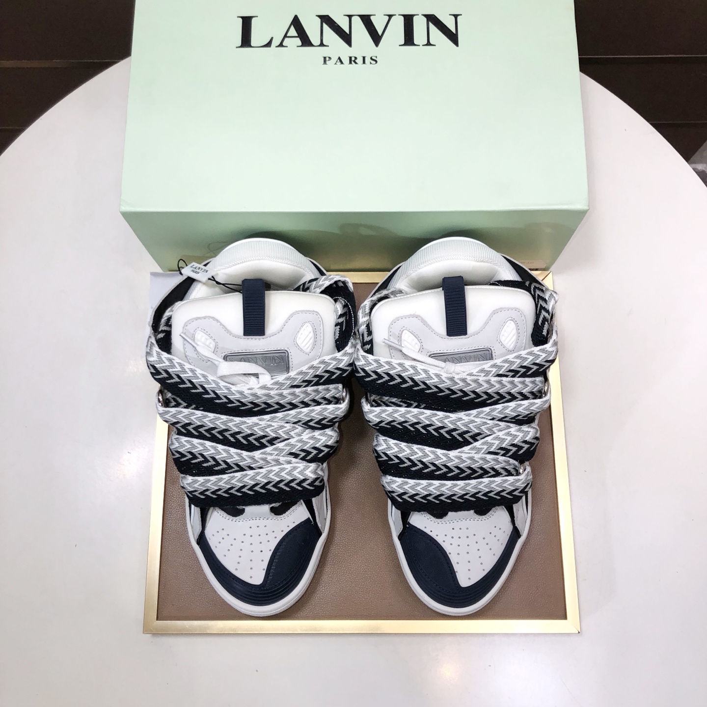 NO:621090,[LANVIN] The latest lace-up fashionable casual sneakers for couples. High-quality CLAY couple series. The latest trend of the season. Many bloggers have planted grass and purchased the original molds for customization. The upper and outsole are sewn with mark threads without edge sealing. Multiple materials splicing and combination design. Very versatile, fashionable and casual wear. Comfortable on the feet. Recommended for personal use.  Cowhide upper + cow suede + breathable mesh lining, foot pads, cowhide, exclusive original molded rubber outsole with clear logo, standard size for couple, female 36-40, male 38-44.,,cowhide19860909【LANVIN浪凡】最新系带时尚休闲情侣板鞋 高品质CLAY情侣系列 当季最新潮品 众多博主纷纷种草 入购原版开模定制 鞋面和大底马克线串线缝制不封边工艺 多种材质拼接组合设计 非常百搭时尚休闲穿搭 上脚舒适 自留推荐 鞋面牛皮+牛反绒+透气网内里垫脚牛皮独家原版开模清晰logo橡胶大底情侣标准码女36-40,男38-44.,,cowhide,Men's shoes
