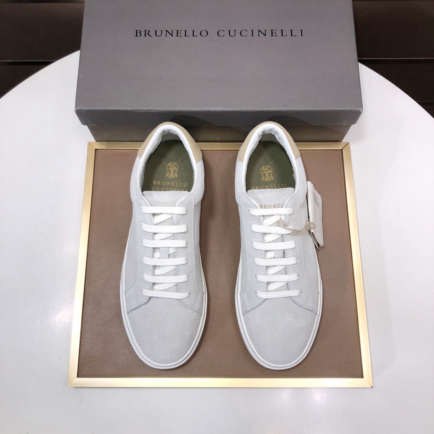 NO:663853,BC new product Brunello Cucinell* low-top sneakers. Classic yarn inspires the sophistication and sporty taste of this sneaker. The high-mercerized cow suede upper is extremely light and elastic, showing a tight appearance on both sides of the shoe, which is comfortable and breathable. The heel and insole are decorated with the brand logo and a heel webbing pull-loop. The original molded lightweight foam rubber grip sole  Makes the shoes comfortable and flexible to wear on the feet. Standard counter sizes for lightweight and comfortable models are 38-44. (45 customized), brunello cucinelli, sneakers19860909BC新品 Brunello Cucinell* 低帮运动鞋 经典纱线激发了这款运动鞋的精致与运动品味.高丝光牛反绒鞋面极致轻盈且富有弹性,鞋子两侧显示出紧致外观,舒适透气 后跟与鞋垫饰有品牌logo标志、后跟织带提环 原版开模轻质发泡橡胶抓地鞋底 令鞋子穿在脚上舒适且灵活.轻便舒适款标准专柜码数38-44.（45订做）,,brunello cucinelli,sneakers,Men's shoes