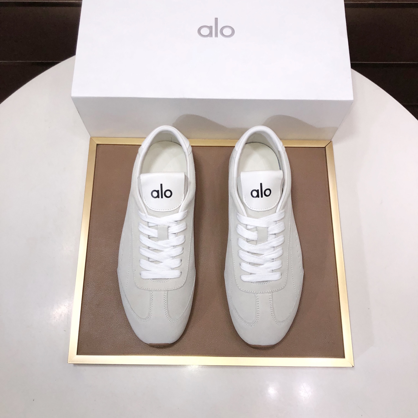 NO:779003,[ALO] Classic moral training shoes for couples, an American treasure brand. Only after wearing them do we know that we can’t live up to our feet. Imported cashmere uppers, water-dyed cowhide lining and cowhide feet. Official original original glass rubber outsole, exclusive original packaging (tag brand paper outer box handbag) size for women (35-42.41.42 customized) (men’s 38-45 (customized for 45)),,cowhide19860909【ALO】情侣款经典德训鞋,美国宝藏品牌,穿了才知道不能辜负我们的双脚,鞋面进口小羊绒,水染牛皮内里牛皮垫脚官方原版玻璃胶大底、独家原版包装（吊牌品牌纸外盒手提袋）码数女款（35-42.41.42定做）(男款38-45（45定做）),,cowhide,Men's shoes