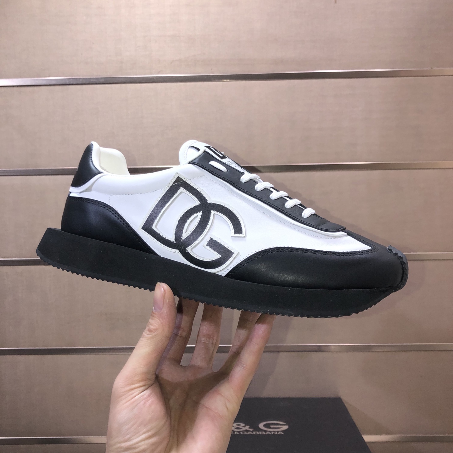 NO:680102,[D&G] High-end quality product trademark DG 'Dolce & Gabbana*' low-top sports shoes Product material upper imported ^_^ cowhide leather lining, original outsole Regular size: 39-45 (45 customized),, Dolce&Gabbana, Dolce&Gabbana, sneakers, cowhide19860909【D&G】高端品质 商品商标DG「杜嘉班*」低帮运动鞋 商品材料鞋面进口^_^牛皮 牛皮内里,原版大底 正码码数: 39-45（45定做),,Dolce&Gabbana,Dolce&Gabbana,sneakers,cowhide,Men's shoes