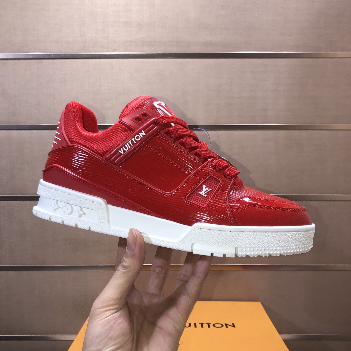 NO:680298,Original development, quality shipment, welcome to compare - LV sneaker series LV Trainer Maxi sneakers introduce the loose silhouette of the ready-to-wear series into the LV Trainer sneaker design penned by Virgil Abloh, making an eye-catching appearance in the spring and summer men's wear shows. The cow leather upper is combined with rough fabric laces, and colorful beads highlight the brand's classic elements. LV letters are marked on the tongue, and the Monogram floral outsole is mixed materials.  Made of first-layer cowhide, wrapped in imported custom-printed denim, thick shoelace design, large Monogram print on the side, 'lv 54' badges on the tongue and heel, rubber outsole decorated with Monogram flowers, mesh lining and cotton feet, the comfort is as extreme as ever, premium heritage, quality first, worth owning!  Sizes for women are 35-39 (40 is custom-made and non-refundable) Men’s models are 39-45 (38.46 is custom-made and is non-returnable) Full set of packaging with original gift box, Louis Vuitton, sneakers, cowhide19860909原版开发 品质出货 欢迎对比 ——LV板鞋系列 LV Trainer Maxi运动鞋将成衣系列的宽松廓形引入VirgilAbloh笔下的LVTrainer运动鞋设计,春夏男装秀场瞩目亮相.牛皮革鞋面结合粗犷织物鞋带,以缤纷串珠点明品牌经典元素.LV字母标注鞋舌,Monogram花卉栖身外底.混合材质 采用头层牛皮制成,进口定制专用印花牛仔布包裹,粗鞋带系带设计,侧面带 Monogram 大印花, 鞋舌及后跟”lv 54“徽章点缀,橡胶外底饰有 Monogram 花卉, 网布内里棉垫脚,舒适性一如既往的达到极致,精品传承,品质至上,值得拥有！ 码数女款35-39 (40定做不退换) 男款39-45（38.46定做不退换） 全套包装搭配原版礼盒,,louis vuitton,sneakers,cowhide,Men's shoes