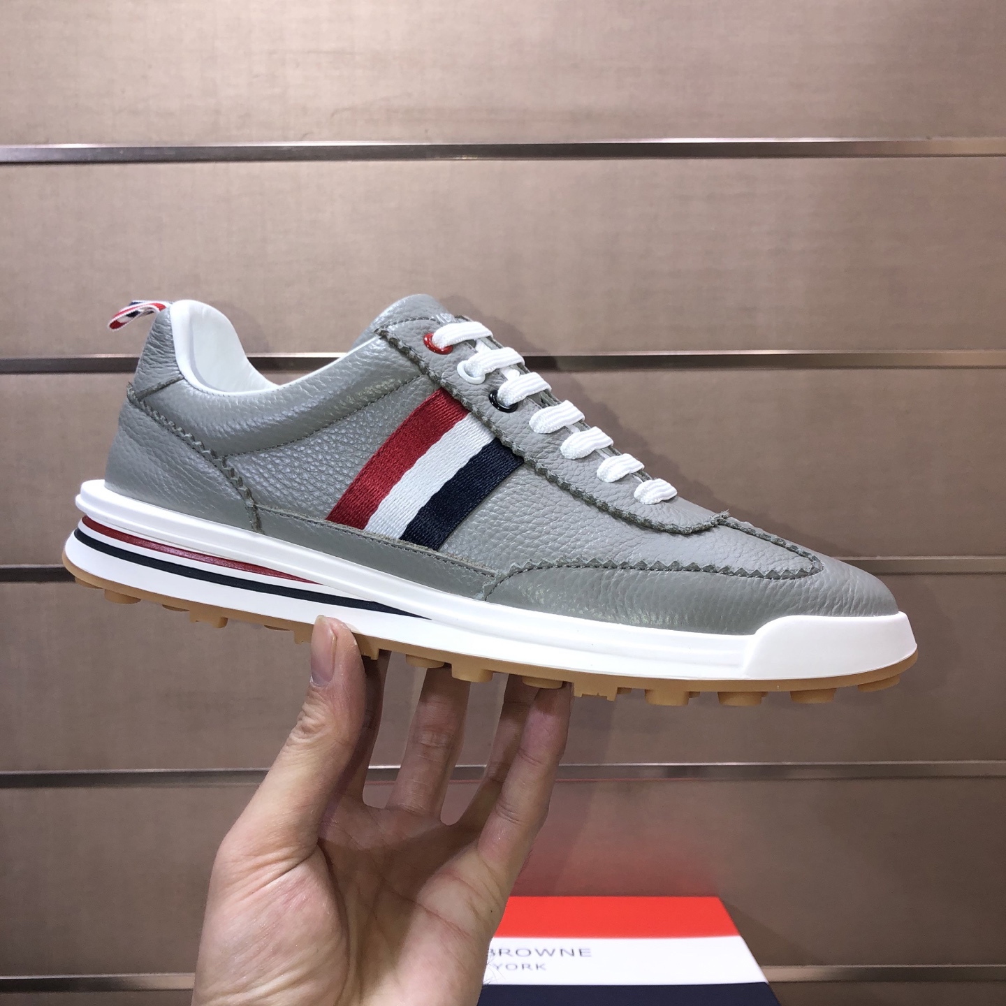 NO:680306,[THOM BROWNE (Tom Brown)] TB official website same model [proud] original hot-selling sports shoes, first layer of cowhide and breathable fabric 11 original boards, cowhide lining shoe body accessories one to one mold opening, counter quality Dear friends, if you are still worried about wearing matching shoes, then this shoe is your best choice!  38-44, sports and leisure are both perfect!  ,,thom browne,sneakers,cowhide19860909【THOM BROWNE（汤姆.布朗）】TB官网同款[得意]原单爆款运动鞋 头层牛皮加透气布料11原板 牛皮内里鞋身配件一比一开模 专柜品质 亲们你还为穿着搭配鞋发愁那这款鞋你就是你不二的选择！38-44,运动休闲两不误哦！,,thom browne,sneakers,cowhide,Men's shoes