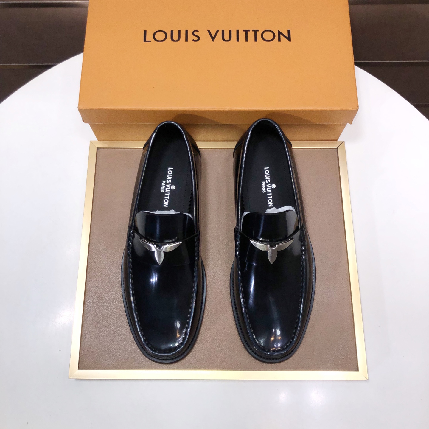 NO:680310,[LV] (all high-end cow lining) LV's latest genuine leather business suit shoes are launched simultaneously on the official website. They are made of first-layer cowhide imported from Italy and are made of heavy gold. The official website has a 1:1 rubber outsole. It is versatile, high-end without losing class, and the color matching is extraordinary. This four-season style is charming and shows off the temperament of a big brand when worn on the feet. Standard size 38-45 (45 custom-made), louis vuitton, business suit, cowhide19860909【LV】（全高端牛内里）LV最新真皮商务西装鞋官网同步上市,意大利进口 头层牛皮一比一重金打造,官网1:1橡胶大底.穿着百搭,高档不失档次,彩色搭配气度不凡.此款四季款,穿在脚上魅力四射尽显大牌气质.标准码38-45（45定做）,,louis vuitton,business suit,cowhide,Men's shoes