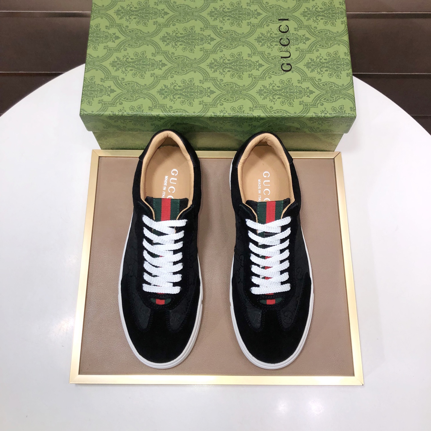 공장 도매가 290위안! 【GUCCI】1:1 남성 운동화 출시! GUCCI 정품 원단과 강화 안감, 그리고 GUCCI 정품 밑창을 1:1로 재현하여 제작되었습니다. 스타일리시하고 활용도 높으며, 뛰어난 착용감과 통기성을 자랑합니다. 5가지 색상으로 출시되었으며, 표준 사이즈는 38/45입니다 (45 사이즈 주문 제작은 환불 불가). 4292