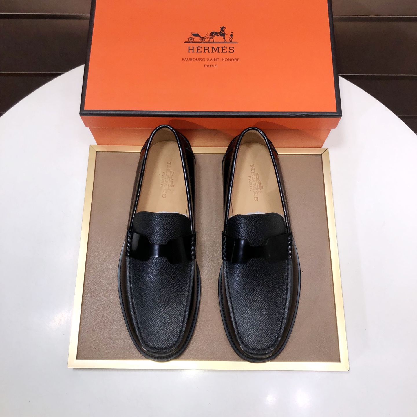 NO:778435,[HERMES] (cowhide lining) Italy's top luxury brand does not pursue novel styles and gorgeous colors, but attracts the favor of successful men with its flawless, elegant and classic style!  This very comfortable, simple and stable style makes it easy to match any style!  The pattern is absolutely 1:1 refined from the original last. In terms of materials, we strive for excellence. Imported cowhide + cowhide lining have extraordinary texture!  .Black code number 38 to 45 (45 customized), hermes, hermes, cowhide19860909【爱马仕 HERMES】（牛皮内里）意大利顶级奢侈他不追求新奇的款式和华丽的色彩,以其完美无瑕、优雅、经典的风格吸引着成功男士的青睐！这款非常非常舒适,简洁稳重的款式让您轻松搭配任何风格！版型绝对原版套楦1:1精制,材质方面我们更是精益求精,进口牛皮+牛皮内里质感非凡！.黑色码数38一45(45定做),,hermes,hermes,cowhide,Men's shoes