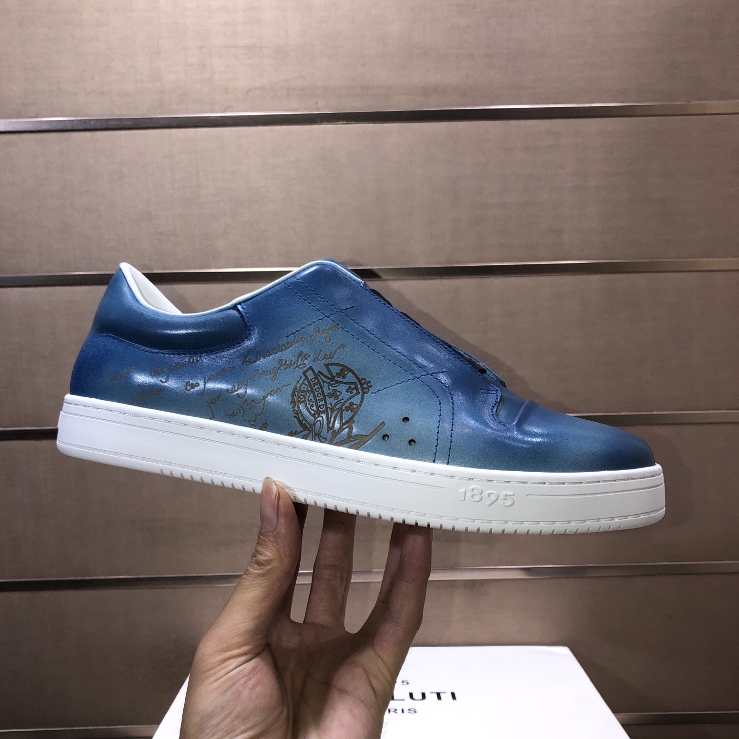 NO:779023,Berluti's new sports and casual shoes, the original version is available online simultaneously at the counter. 1:1 original shoe development, very comfortable on the foot, fine workmanship. The upper is made of first-layer cowhide, with the brand logo on the side, the original soft rubber outsole, casual fashion, high-end quality, size 39-45, (45 can be customized),,cowhide19860909伯尔鲁帝（Berluti）新款运动休闲鞋 专柜同步上线原版本 1:1原鞋鞋开发,上脚非常舒适 做工精细 鞋面由头层牛皮制成,侧边饰有品牌logo标志 ,原板柔软橡胶大底,休闲时尚,高端品质,码数39-45,(45可定做),,cowhide,Men's shoes
