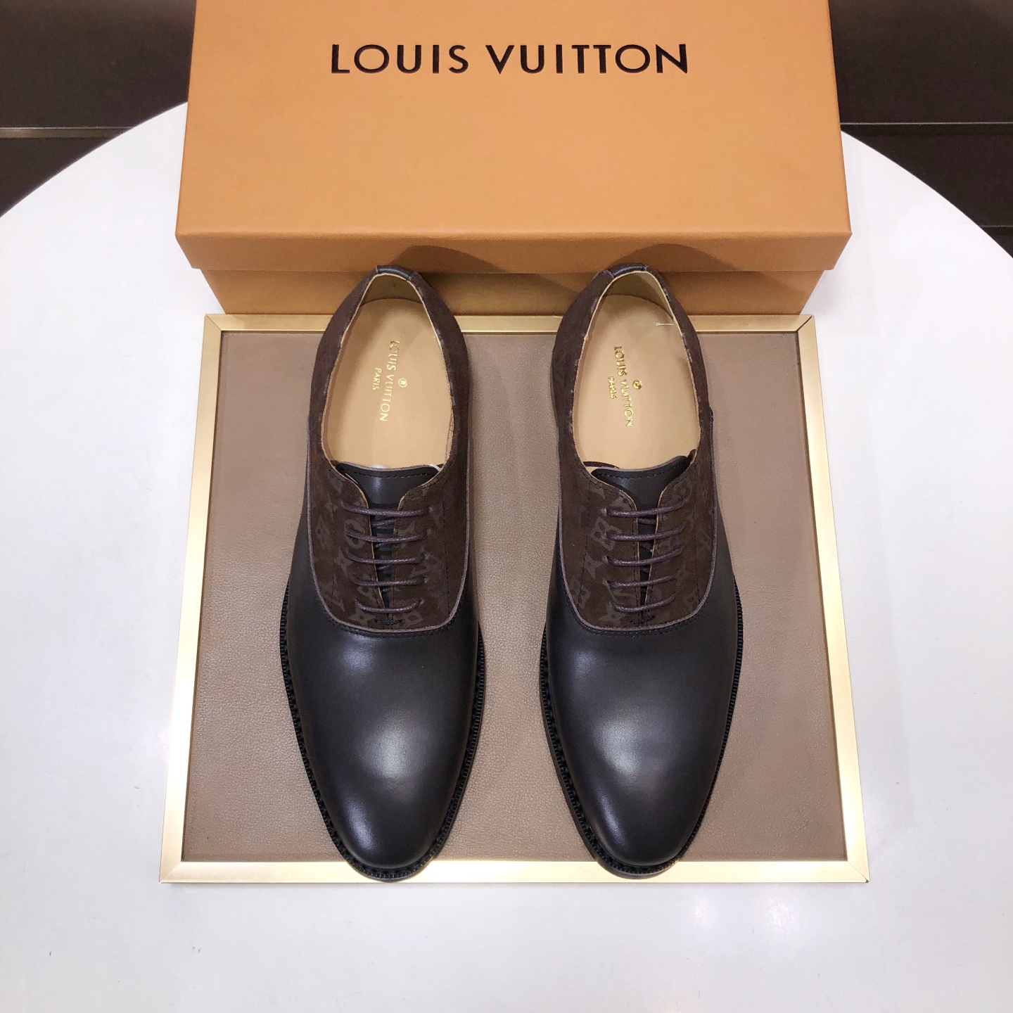NO:779931,[LV] (original single cowhide lining) LV's latest genuine leather business suit shoes are on the official website at the same time. They are imported from Italy and are made of first-layer cowhide with heavy gold. The official website has a 1:1 rubber outsole. It is versatile, high-end without losing class, and the color matching is extraordinary. This four-season style is charming and shows off the big-name temperament when worn on the feet. Standard size 38-45 (45 custom-made), louis vuitton, business suit, cowhide19860909【LV】（原单牛皮内里）LV最新真皮商务西装鞋官网同步上市,意大利进口 头层牛皮一比一重金打造,官网1:1橡胶大底.穿着百搭,高档不失档次,彩色搭配气度不凡.此款四季款,穿在脚上魅力四射尽显大牌气质.标准码38-45（45定做）,,louis vuitton,business suit,cowhide,Men's shoes