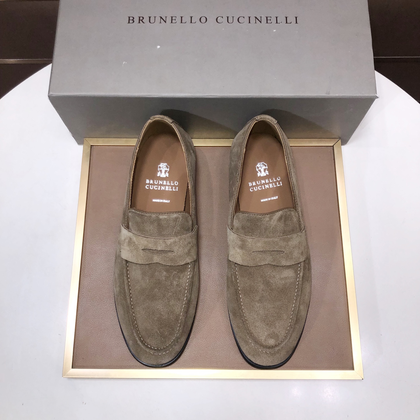NO:779937,The new Brunello Cucinelli men's casual slip-on loafers are on sale simultaneously on the official website. This BC non-tide rubber sole calfskin has the characteristics of super soft graining and pleasant touch. The rubber outsole and the inner foot pad are made of full cowhide. Leather shoe size: 39-44 (38 45 46 customized and non-returnable) with original packaging box + dust bag, brunello cucinelli, loafers, cowhide19860909新款Brunello Cucinelli男士休闲套脚乐福鞋 官网同步发售.这款BC不退潮感的胶底 小牛皮具有超柔软粒纹和怡人触感的特色.橡胶大底 内里垫脚全牛皮 重工打造 皮鞋码数:39-44（38 45 46 定制不退换）配原版包装盒+防尘袋,,brunello cucinelli,loafers,cowhide,Men's shoes