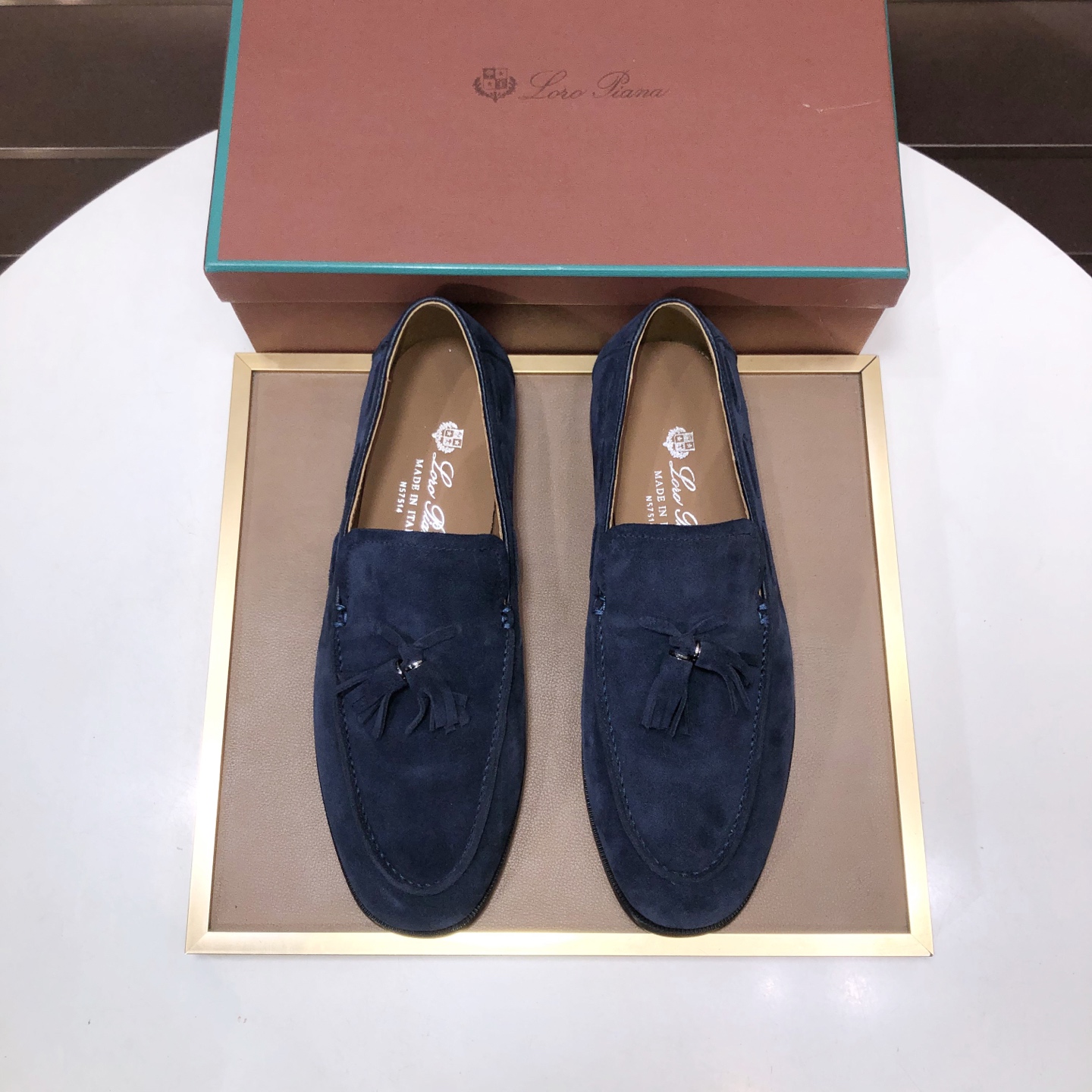 NO:779943,Loropiana's classic high-mercerized cowhide loafers. LP has always been a design style based on ease of wear and comfort. In recent years, the old-money style has been super worn. These loafers are no exception. The simple tassel design concept and the brand's classic colors make it look particularly minimalist!  Really a pair of items that can be worn regardless of age, occupation or outfit. Leather material selection: imported cow suede lining: cowhide lining original Italian leather outsole Size men's 39-45 (38 44 45 custom-made and non-returnable), loro piana, loro piana, loafers, cowhide, Leather soles19860909Loropiana经典高丝光牛皮乐福皮鞋 LP一直是以好穿舒适为主的设计风格 这几年老钱风穿搭超级 这款乐福鞋也不例外 简约流苏的设计理念搭配品牌经典的颜色做点缀显得格外极简！真的做到一双不分年龄不分职业不分穿搭都可以驾驭的单品 皮料选用 : 进口牛反绒内里:牛皮内里 原版意大利真皮大底 Size男款39-45（38 44 45 定做不退换）,,loro piana,loro piana,loafers,cowhide,Leather soles,Men's shoes