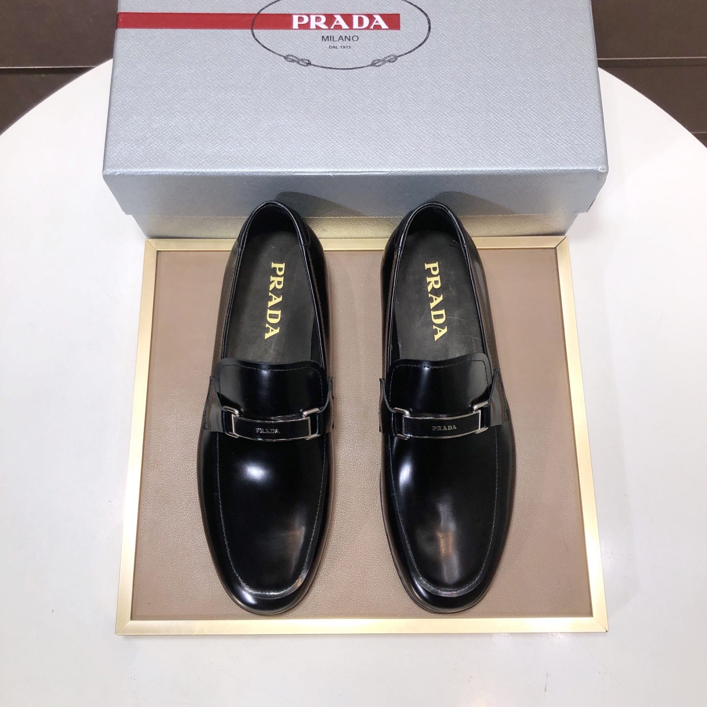 NO:780485,[Prada] The latest genuine leather business suit shoes (all high-end cowhide lining) are launched simultaneously on the official website. They are imported from Italy and are made of first-layer cowhide with heavy gold. The official website has a 1:1 rubber outsole. It is versatile, high-end without losing class, and the color matching is extraordinary. This four-season style is charming and shows off the temperament of a big-name brand when worn on the feet. Standard code is 38-45 (customized in 45), prada, business suit, cowhide19860909【普拉达】（全高端牛皮内里）最新真皮商务西装鞋官网同步上市,意大利进口 头层牛皮一比一重金打造,官网1:1橡胶大底.穿着百搭,高档不失档次,彩色搭配气度不凡.此款四季款,穿在脚上魅力四射尽显大牌气质.标准码38-45（45定做）,,prada,business suit,cowhide,Men's shoes