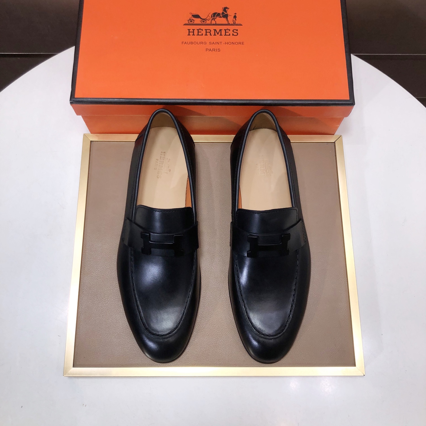 NO:780491,[HERMES] (cowhide lining) Italy's top luxury brand does not pursue novel styles and gorgeous colors. It attracts the favor of successful men with its flawless, elegant and classic style. Formal leather shoes. This very comfortable, simple and stable style allows you to easily match any style!  The pattern is absolutely 1:1 refined from the original last. In terms of materials, we strive for excellence. Imported cowhide + cowhide lining have extraordinary texture!  .Code number 39-45(45 customized),,hermes,hermes,cowhide19860909【爱马仕 HERMES】（牛皮内里）意大利顶级奢侈他不追求新奇的款式和华丽的色彩,以其完美无瑕、优雅、经典的风格吸引着成功男士的青睐正装皮鞋 这款非常非常舒适,简洁稳重的款式让您轻松搭配任何风格！版型绝对原版套楦1:1精制,材质方面我们更是精益求精,进口牛皮+牛皮内里质感非凡！.码数39-45(45定制),,hermes,hermes,cowhide,Men's shoes