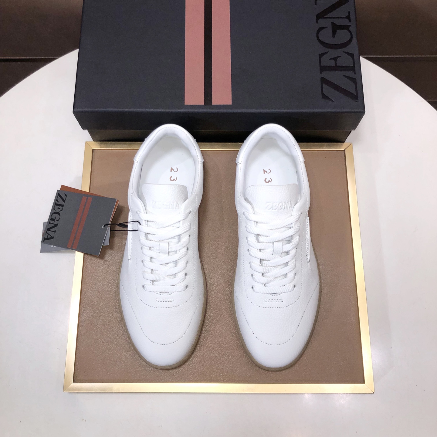 NO:780431,[Zegna/Zegna] New season 232 suede sneakers!  This 232 sneaker is named after Route 232 in the Oasi Zegna. It highlights the brand's flexible spirit of keeping pace with the times. It is made of solid-color soft suede leather. The deconstructed upper combines modern and retro atmosphere. It sublimates Zegna's exquisite footwear heritage with the spirit of innovation. The iconic stitching of the same color complements the brand logo on the side. Natural rubber sole is light and flexible with excellent grip. The newly interpreted sole pattern cleverly pays tribute to the early style of Route 232.  Lined in the same tone and equipped with a custom-designed genuine leather insole, the foot comfort is excellent. The complete package is repackaged and shipped for the first time!  Size 38-39-40-41-42-43-44 leather shoe size (can be customized to size 45),,zegna,sneakers19860909【Zegna/杰尼亚】当季新款 232绒面革运动鞋 ！ 这款232运动鞋以杰尼亚绿洲（Oasi Zegna)232号公路命名 彰显品牌与时俱进的灵活精神,采用纯色柔软的绒面皮革制成 解构鞋面兼具现代与复古气息 以创新精神升华杰尼亚精致鞋履传承 标志性同色缝线与侧面的品牌标识相得益彰 天然橡胶底 轻盈灵活 抓地力出众 焕新演绎的鞋底花纹巧妙致敬232号公路的早期风貌 同色调衬里 配以定制设计的内**真皮鞋垫,上脚舒适度极好.全套包装重工打造首发出货！ 尺码38-39-40-41-42-43-44皮鞋尺码（可定制45尺码）,,zegna,sneakers,Men's shoes