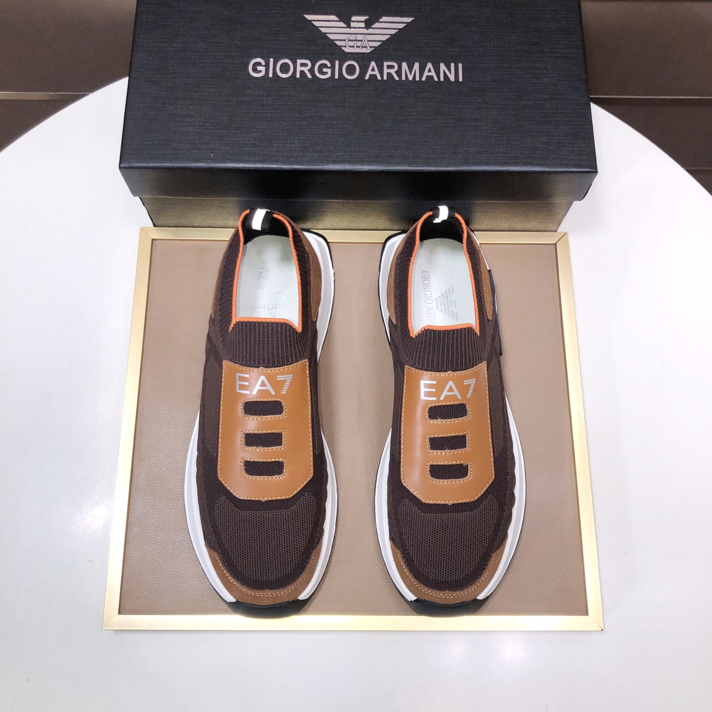 NO:780911,[Armani] Armani's latest new casual shoes, the same style that is hot selling on the official website [satisfied] original hot-selling model. Original factory material 11 original panels, mesh lining, original foam outsole. Body accessories one-to-one mold opening, counter quality Dear friends, if you are still worried about wearing matching shoes, then this shoe is your best choice!  38-44,,armani,armani19860909【Armani】阿玛尼最新新款休闲鞋 火爆热卖官网同款[得意]原单爆款 .原工厂材料11原板 网布内里,原厂发泡大底.身配件一比一开模 专柜品质 亲们你还为穿着搭配鞋发愁那这款鞋你就是你不二的选择！38-44,,armani,armani,Men's shoes