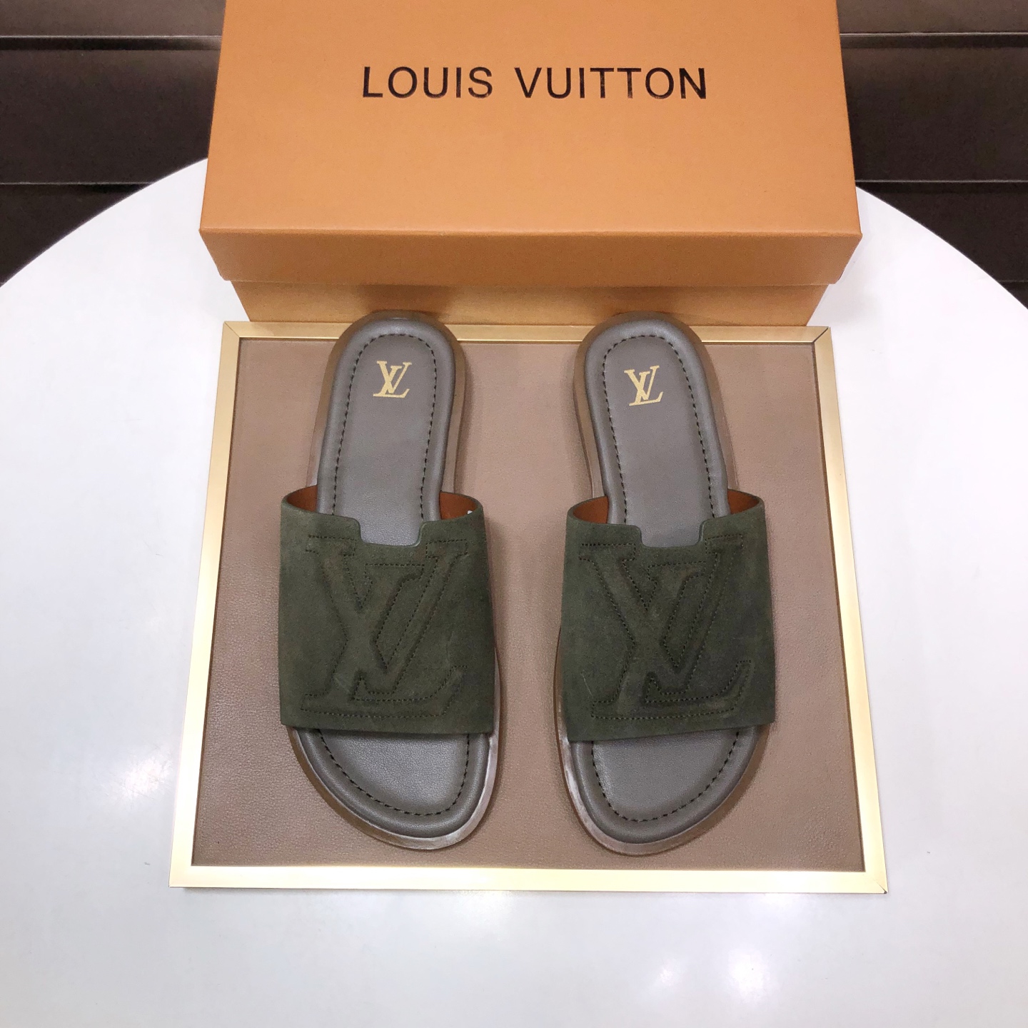 NO:781754,[Louis Vuitton LV slippers] (high-end cowhide) counter 11 fashion style, a must-have for summer!  The designer used LV's iconic outsole to make the original simple slippers instantly fashionable!  The upper is made of flexible special cowhide straps alternately matched with each other, and the workmanship is exquisite!  A must-have for stylish men in summer, size 38-45, louis vuitton, louis vuitton, slippers, cowhide19860909【路易威登LV拖鞋】（高端牛皮)专柜11时尚风范 夏季必备！设计师运用了LV 标志性的大底.使得原本简单的拖鞋立刻变得潮范十足！鞋面采用柔韧的专用牛皮带相间搭配,做工考究！型男过夏天必备,码数 38-45,,louis vuitton,louis vuitton,slippers,cowhide,Men's shoes