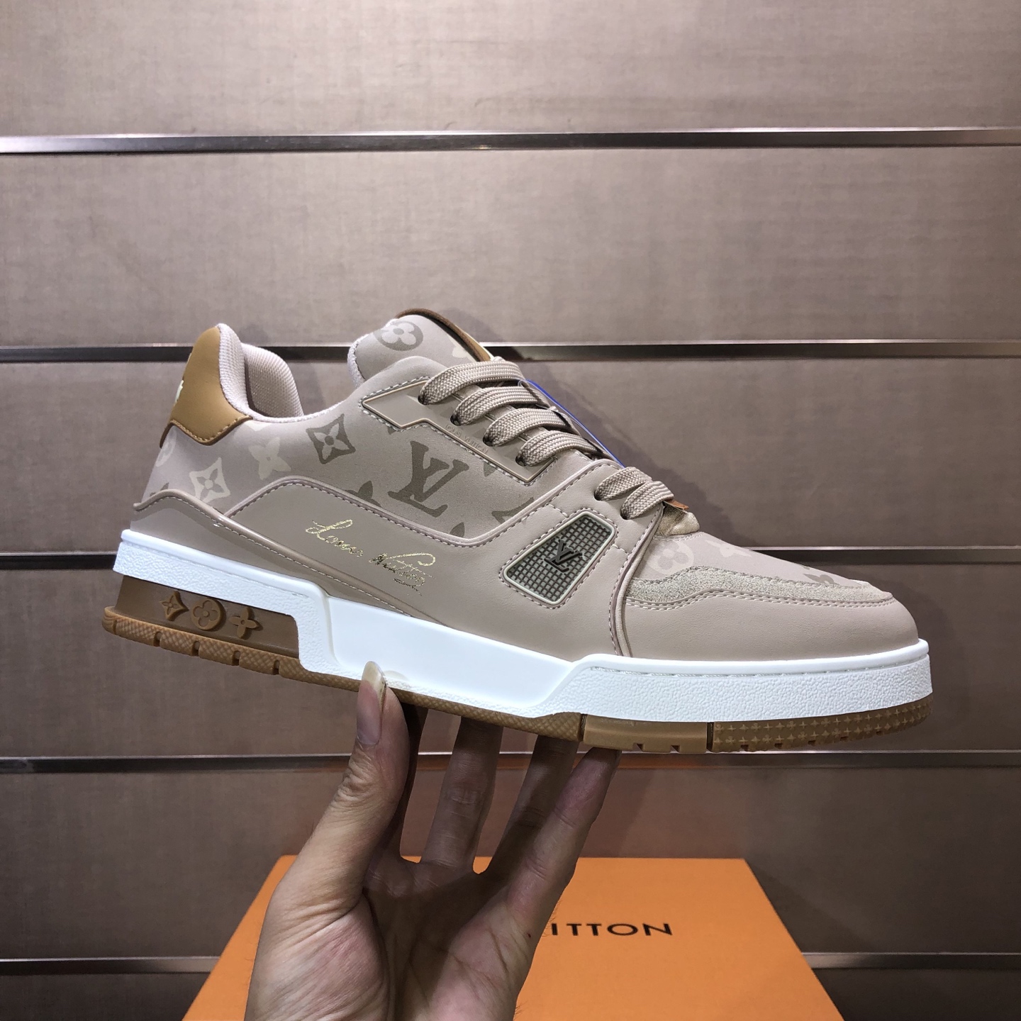 NO:830501,Original development, quality shipment, welcome to compare - LV sneaker series LV Trainer Maxi sneakers introduce the loose silhouette of the ready-to-wear series into the LV Trainer sneaker design penned by Virgil Abloh, making an eye-catching appearance in the spring and summer men's wear shows. The cow leather upper is combined with rough fabric laces, and colorful beads highlight the brand's classic elements. LV letters are marked on the tongue, and the Monogram floral outsole is mixed materials.  Made of first-layer cowhide, wrapped in imported custom-printed denim, thick shoelace design, large Monogram print on the side, 'lv 54' badges on the tongue and heel, rubber outsole decorated with Monogram flowers, mesh lining and cotton feet, the comfort is as extreme as ever, premium heritage, quality first, worth owning!  Sizes for women are 35-39 (40 is custom-made, non-refundable) Men’s 39-45 (46 is custom-made, non-returnable) Full set of packaging with original gift box, louis vuitton, sneakers, cowhide19860909原版开发 品质出货 欢迎对比 ——LV板鞋系列 LV Trainer Maxi运动鞋将成衣系列的宽松廓形引入VirgilAbloh笔下的LVTrainer运动鞋设计,春夏男装秀场瞩目亮相.牛皮革鞋面结合粗犷织物鞋带,以缤纷串珠点明品牌经典元素.LV字母标注鞋舌,Monogram花卉栖身外底.混合材质 采用头层牛皮制成,进口定制专用印花牛仔布包裹,粗鞋带系带设计,侧面带 Monogram 大印花, 鞋舌及后跟”lv 54“徽章点缀,橡胶外底饰有 Monogram 花卉, 网布内里棉垫脚,舒适性一如既往的达到极致,精品传承,品质至上,值得拥有！ 码数女款35-39 (40定做不退换) 男款39-45（46定做不退换） 全套包装搭配原版礼盒,,louis vuitton,sneakers,cowhide,Men's shoes