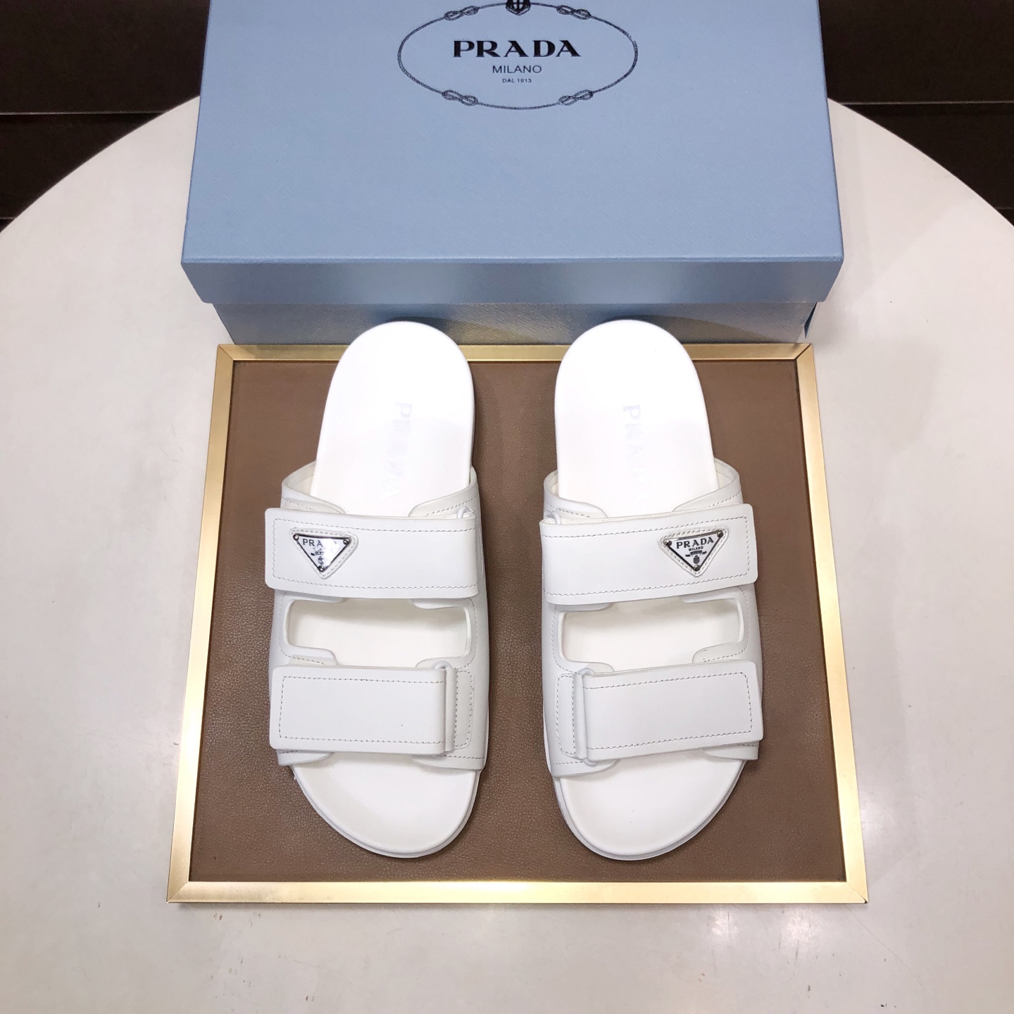 NO:830511,[Prada PRADA] Couple model, new boutique slippers, counter quality, the actual workmanship is quite complicated, the upper is made of imported sheepskin, and it is a test of the craftsman's craftsmanship. Original PU outsole.Size: Female 35-40 Male 38-45.,,prada,prada,slippers,sheepskin19860909【普拉达PRADA】情侣款 新款精品拖鞋、专柜品质、实际做工相当复杂鞋面优选进口面料羊皮里 相当考验工匠的手艺原版pu大底.Size:女35-40 男38-45.,,prada,prada,slippers,sheepskin,Men's shoes