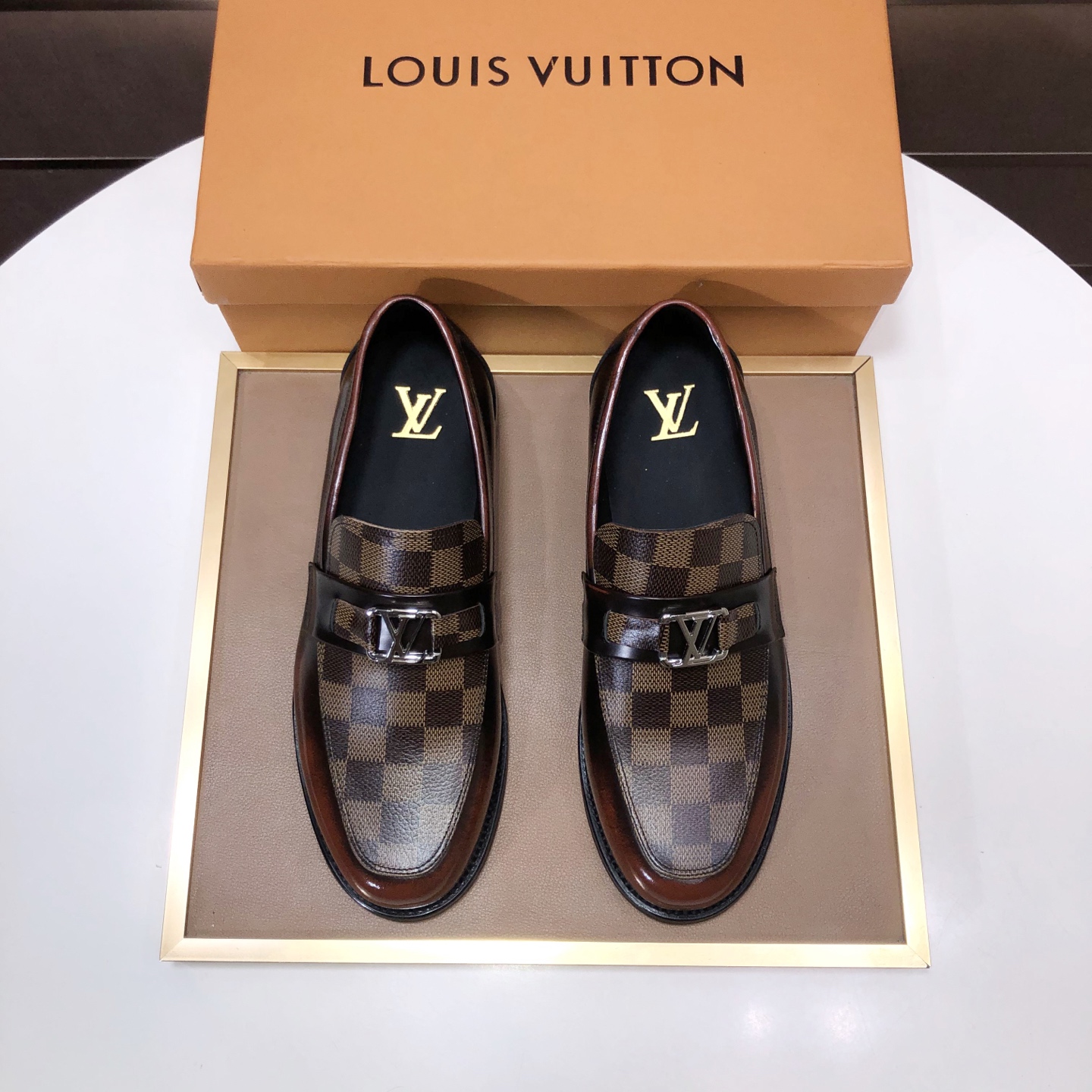 NO:831050,[LOUIS VUITTON] (original order) new LV Louis Vuitton * - top version of LV classic leather shoes!  Made of imported original single cowhide, original leather side strips and wear-resistant rubber outsole!  High quality products!  Code number 38-44 (45 customized),,louis vuitton,louis vuitton,louis vuitton,cowhide19860909【LOUIS VUITTON）（原单）新款LV路易威登 *——顶级版本 LV经典皮鞋！选用进口原版单牛皮 原版真皮边条拼接耐磨橡胶大底！高品质精品！码数38-44(45定做),,louis vuitton,louis vuitton,louis vuitton,cowhide,Men's shoes
