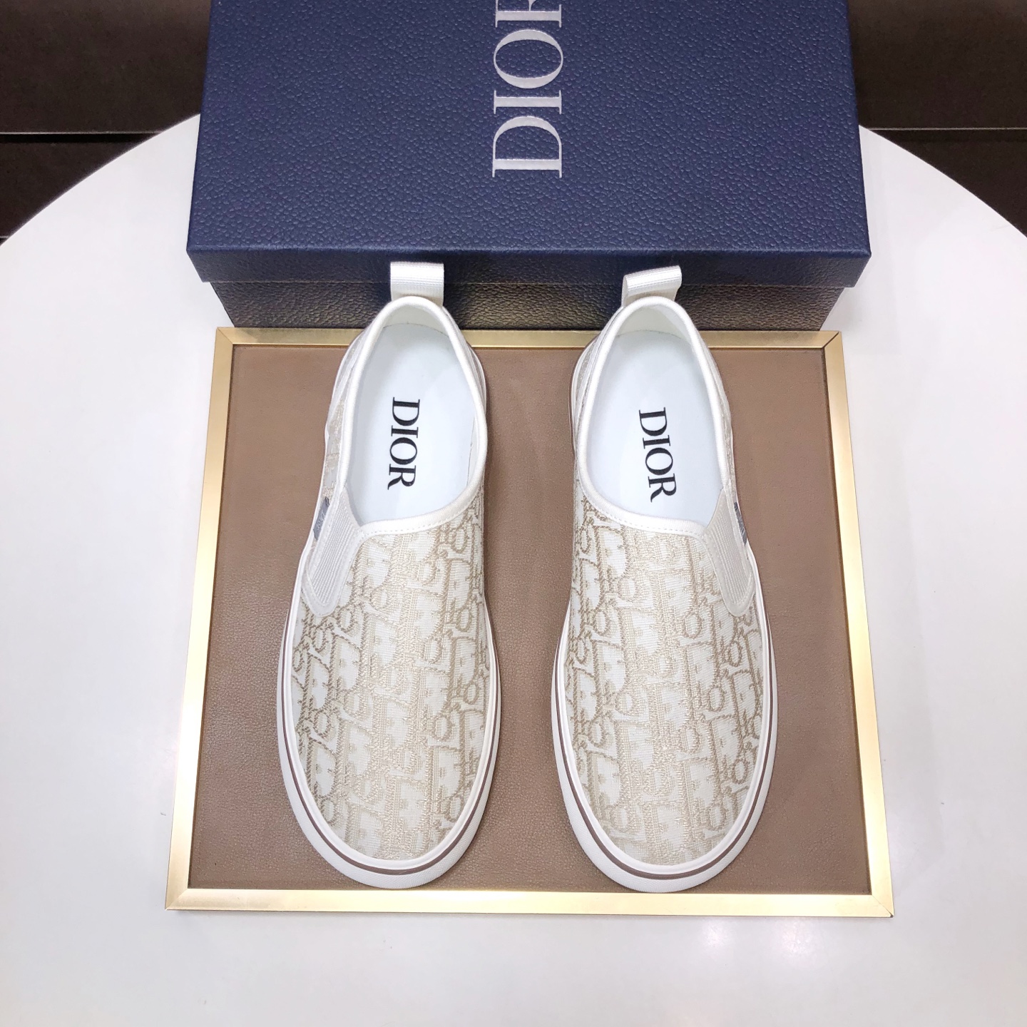 NO:831060,(Top original order) Brand Dior (Dior) Standard men's size 39-44 (45 customized) The same model as the official website. Materials are spliced ​​with top original cowhide. Original wear-resistant and lightweight outsole. Style category trendy fashionable casual shoes. Distinguished luxury brand elements. Top luxury. Color: actual picture color, dior, dior, cowhide19860909（顶级原单） 品牌Dior（迪奥） 标准码男码39-44（45定制） 等级官网同款 材料顶级原版牛皮拼接而成 原版耐磨轻便大底 款式类别潮流时尚休闲鞋 尊贵奢侈品大牌元素顶级奢华 颜色实物图片色,,dior,dior,cowhide,Men's shoes