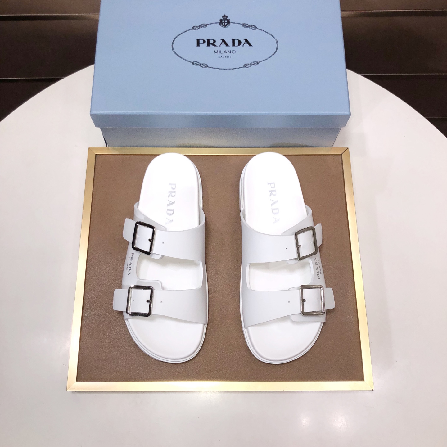 NO:832010,[Prada PRADA] Couple model, new boutique slippers, counter quality, the actual workmanship is quite complicated, the upper is made of imported sheepskin, and it is a test of the craftsman's craftsmanship. Original PU outsole.Size: Female 35-40 Male 38-45.,,prada,prada,slippers,sheepskin19860909【普拉达PRADA】情侣款 新款精品拖鞋、专柜品质、实际做工相当复杂鞋面优选进口面料羊皮里 相当考验工匠的手艺原版pu大底.Size:女35-40 男38-45.,,prada,prada,slippers,sheepskin,Men's shoes